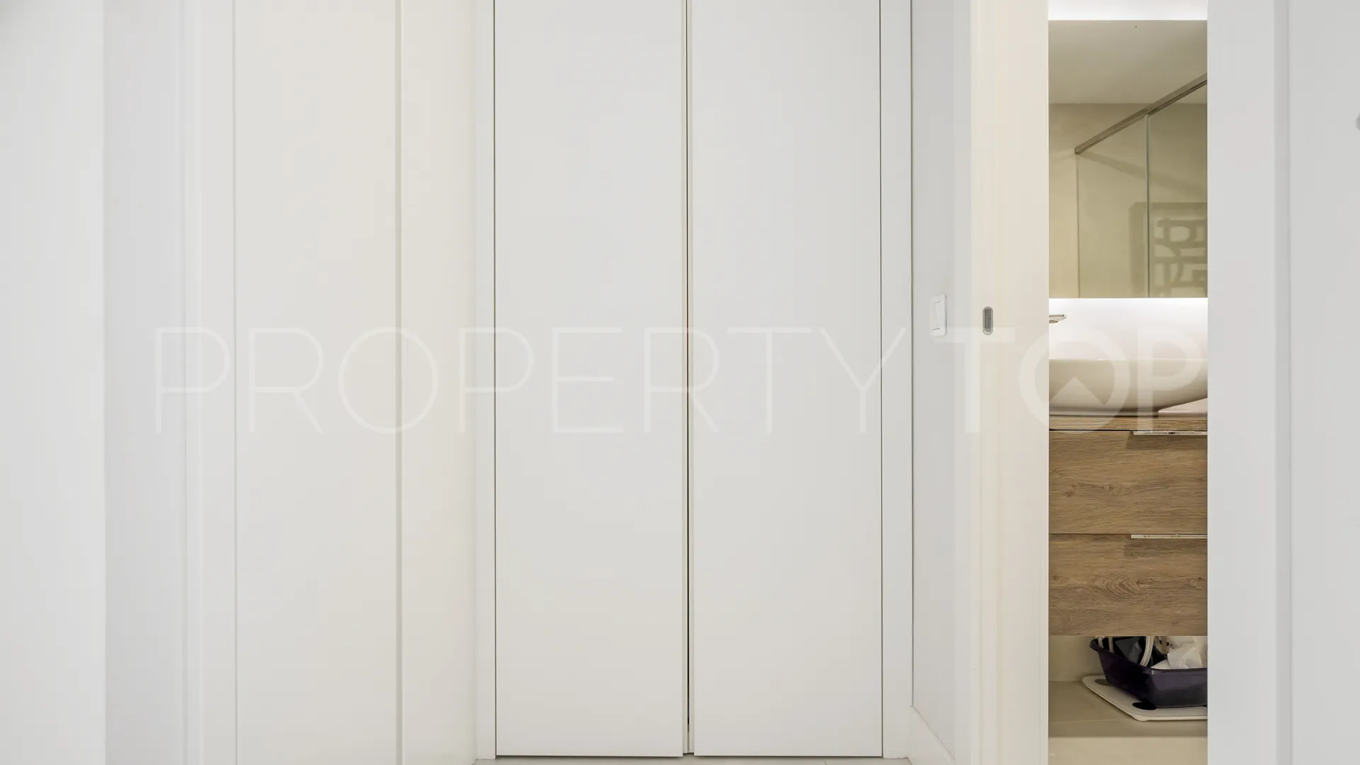 Comprar apartamento de 3 dormitorios en Estepona Oeste