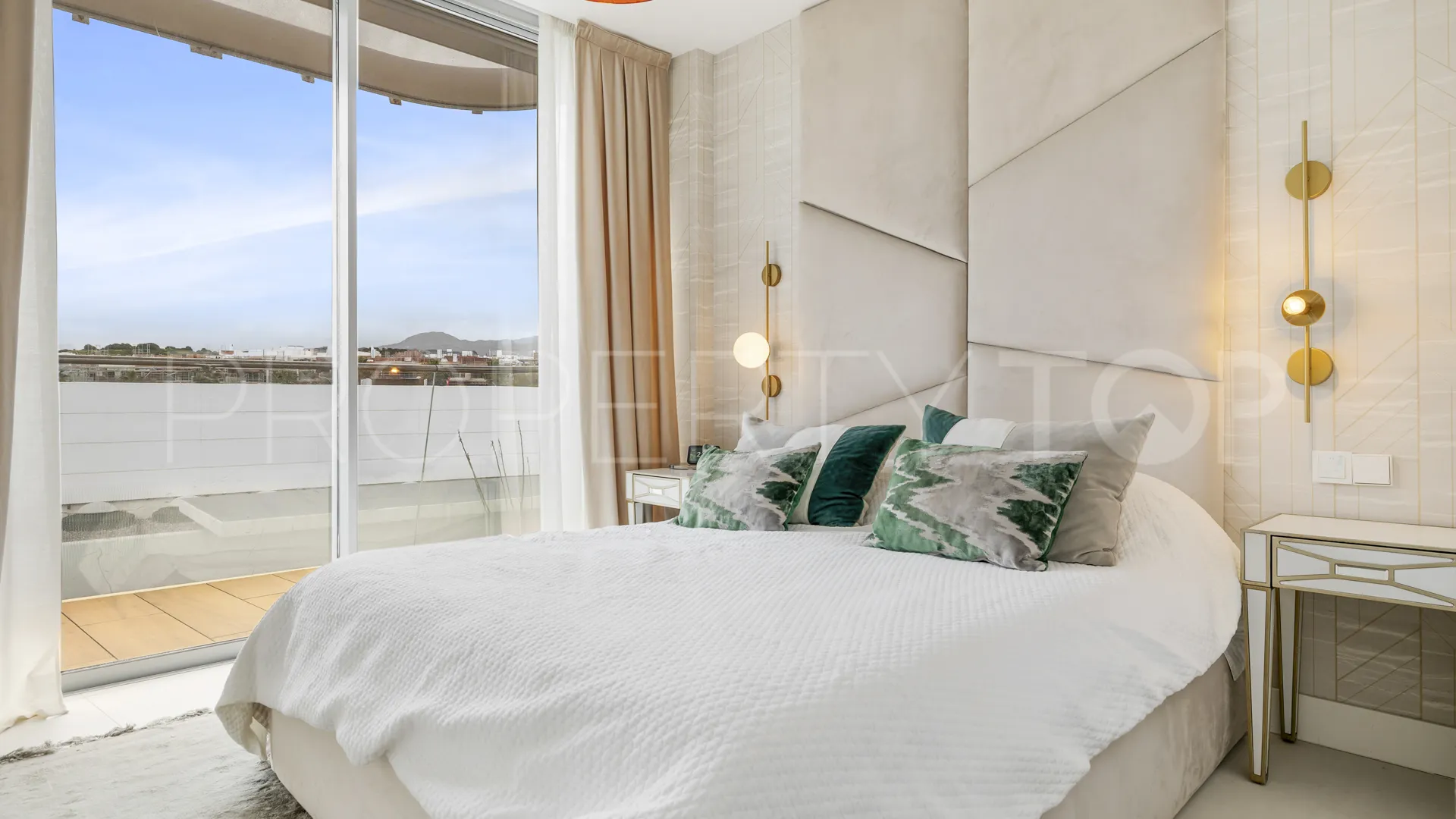 Comprar apartamento de 3 dormitorios en Estepona Oeste