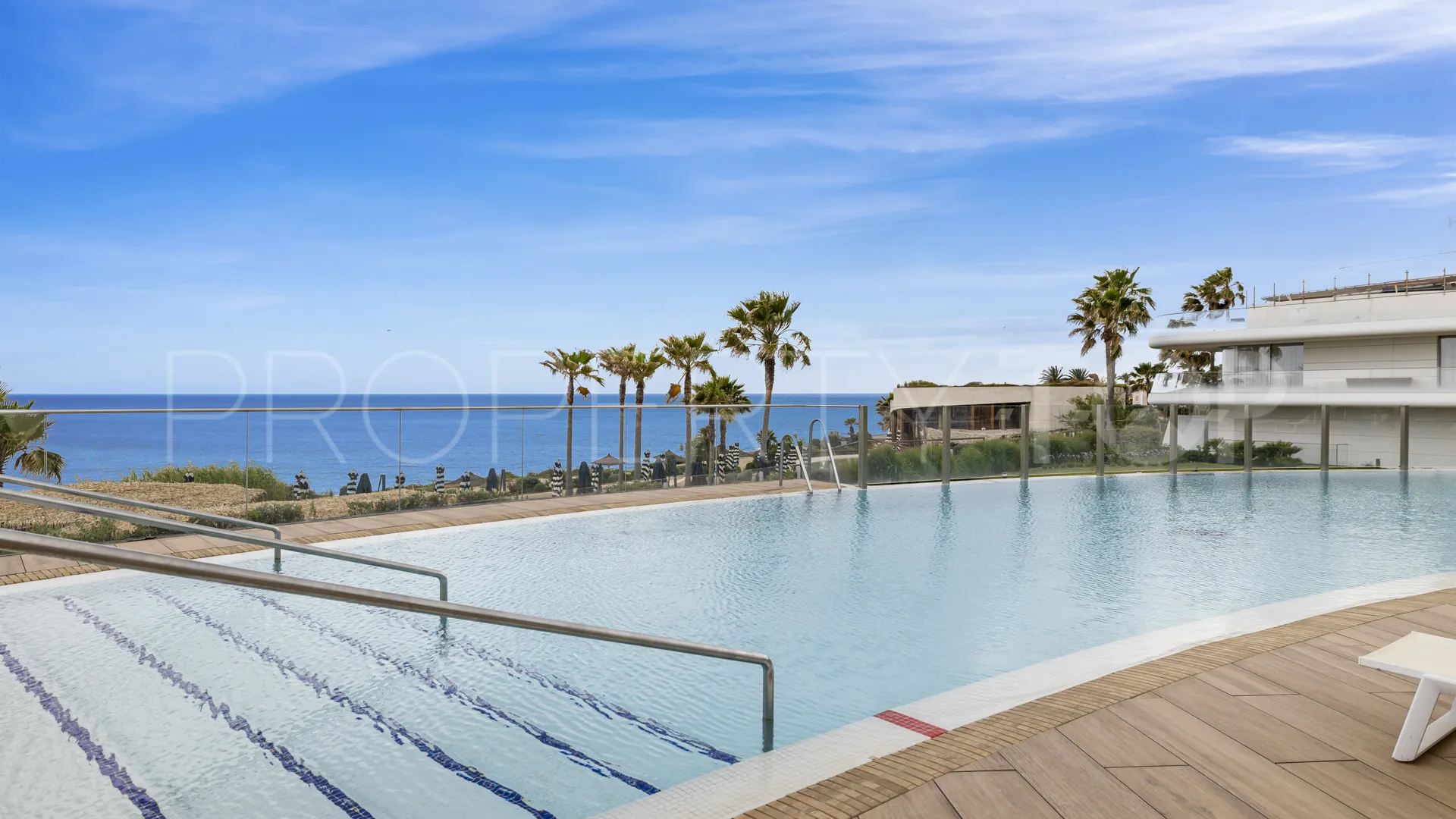 Comprar apartamento de 3 dormitorios en Estepona Oeste