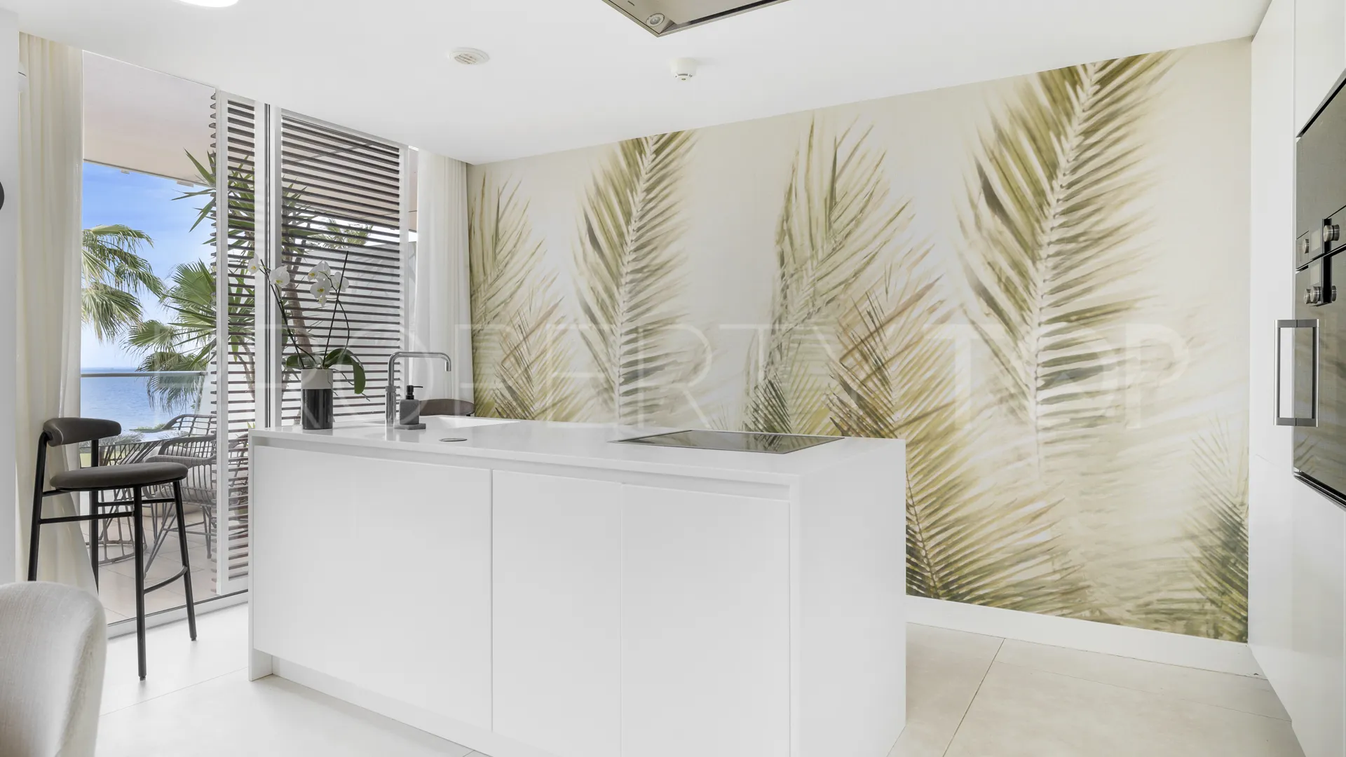 Comprar apartamento de 3 dormitorios en Estepona Oeste