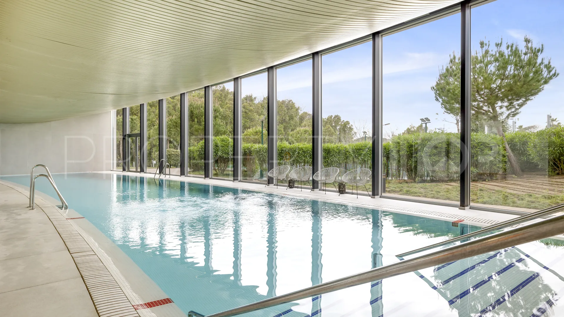 Comprar apartamento de 3 dormitorios en Estepona Oeste