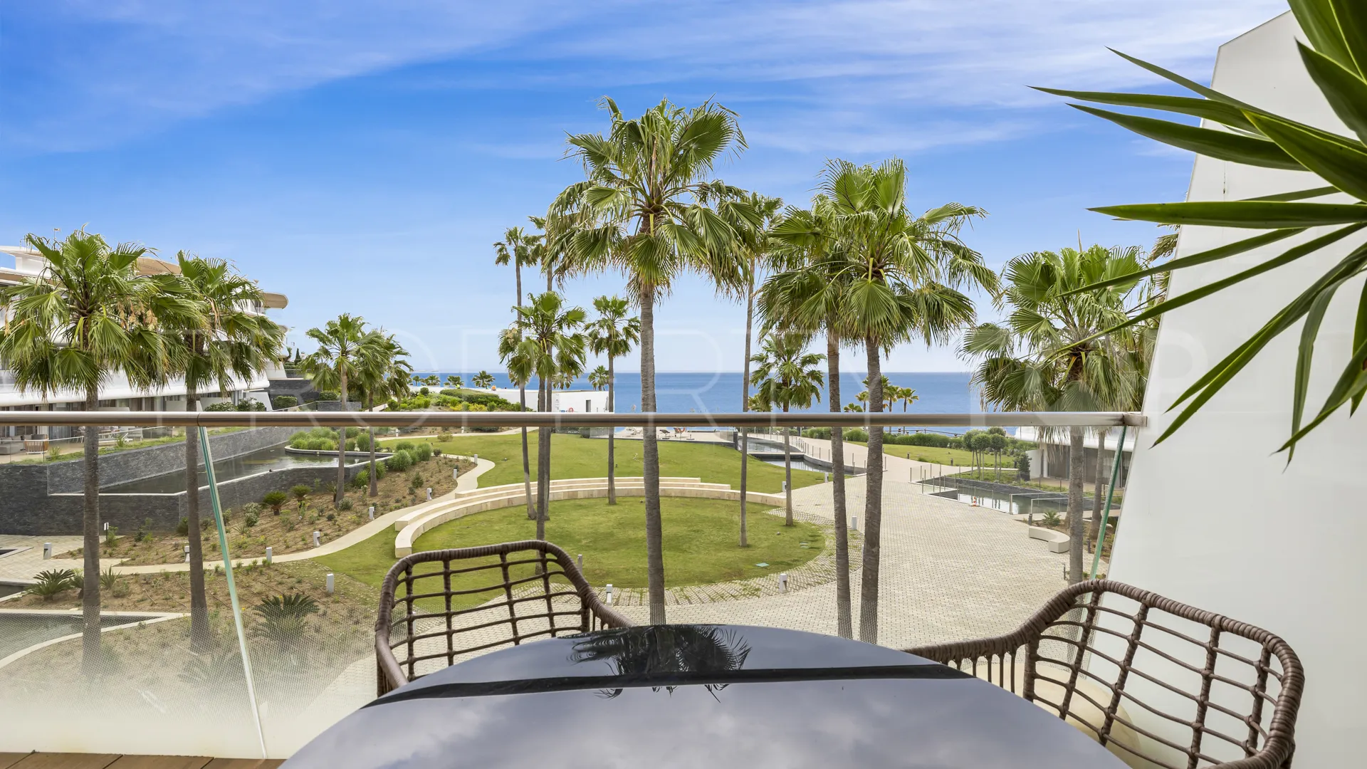 Comprar apartamento de 3 dormitorios en Estepona Oeste