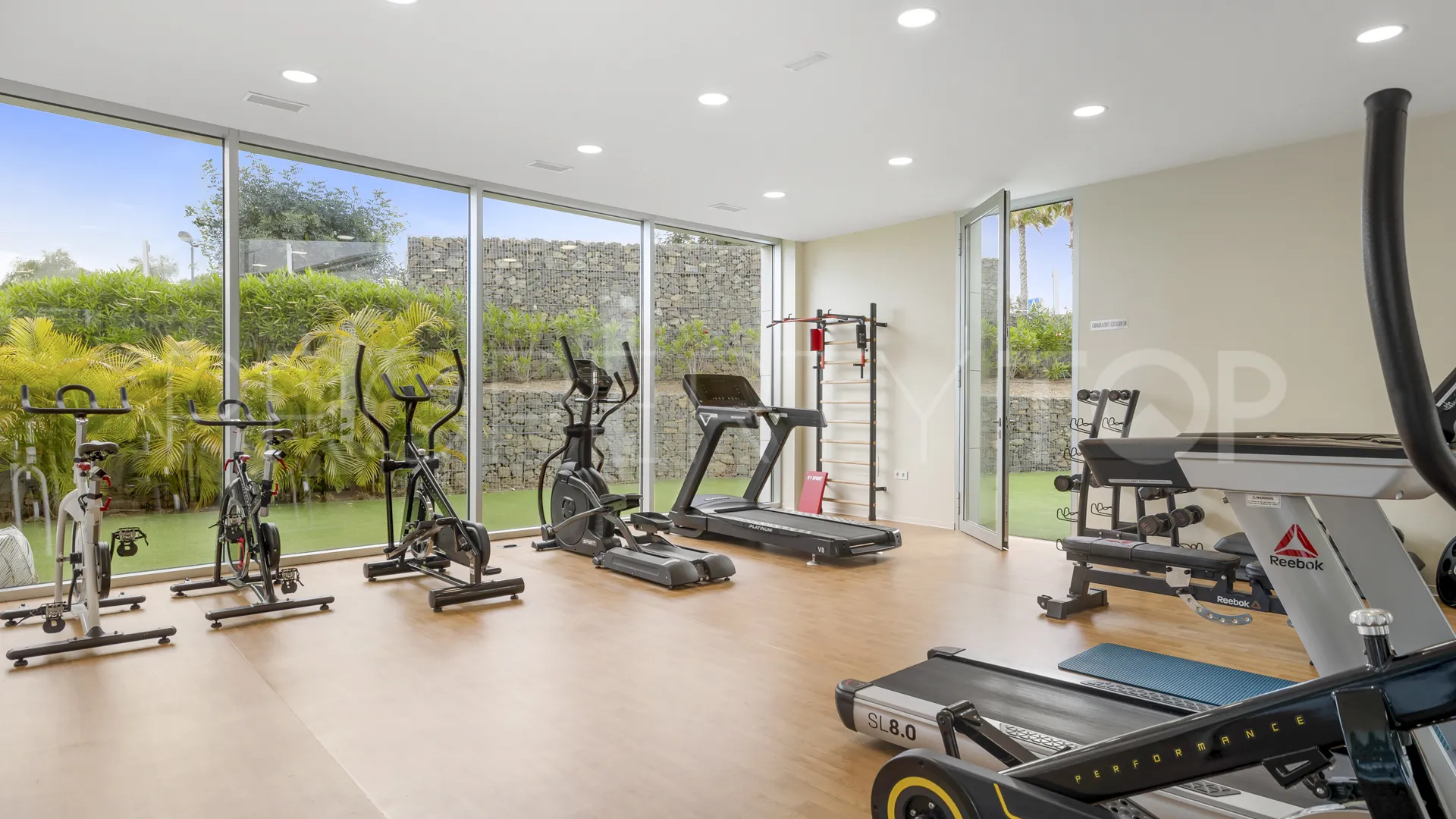 Comprar apartamento de 3 dormitorios en Estepona Oeste