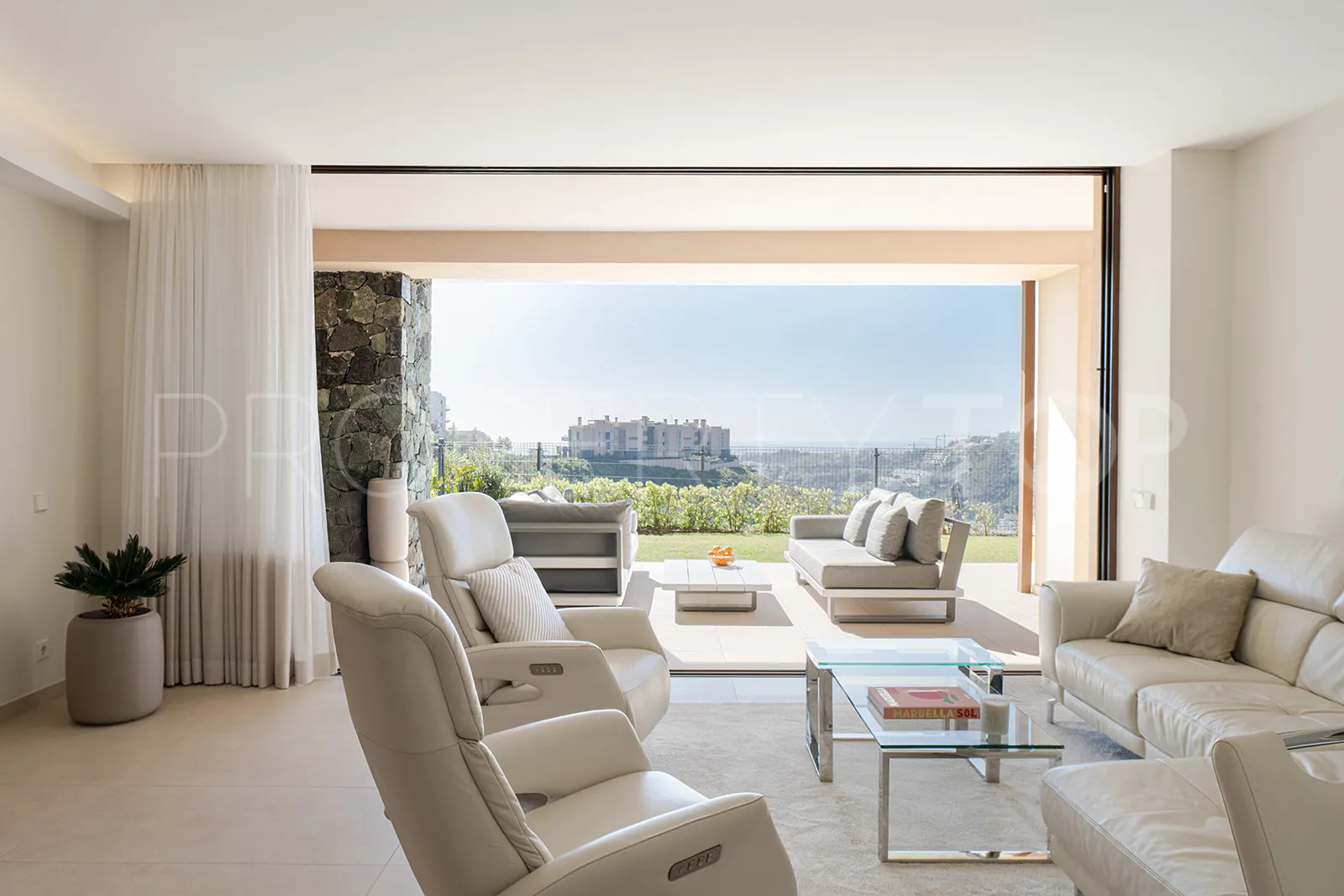 For sale Benahavis apartment with 3 bedrooms