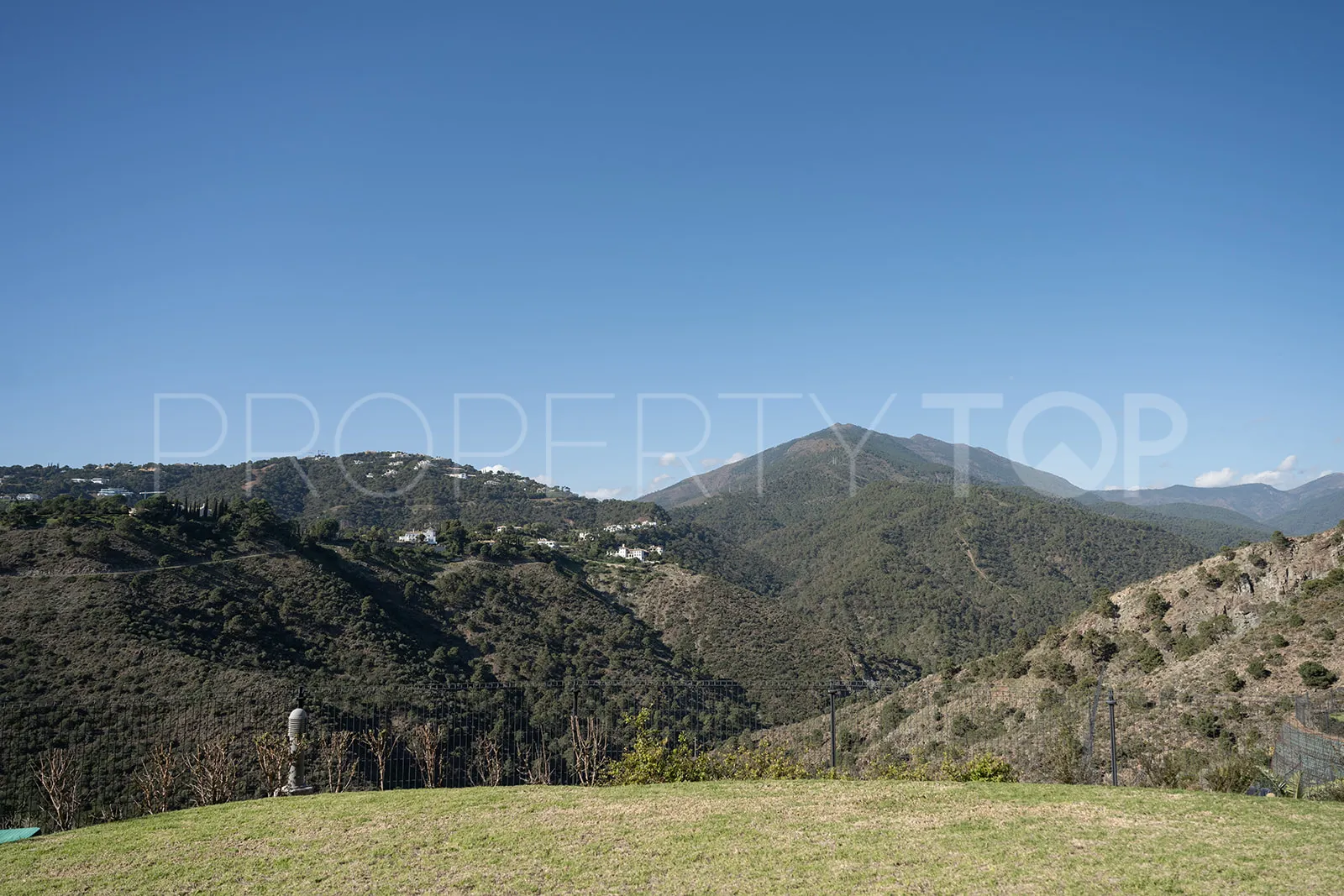 For sale Benahavis apartment with 3 bedrooms