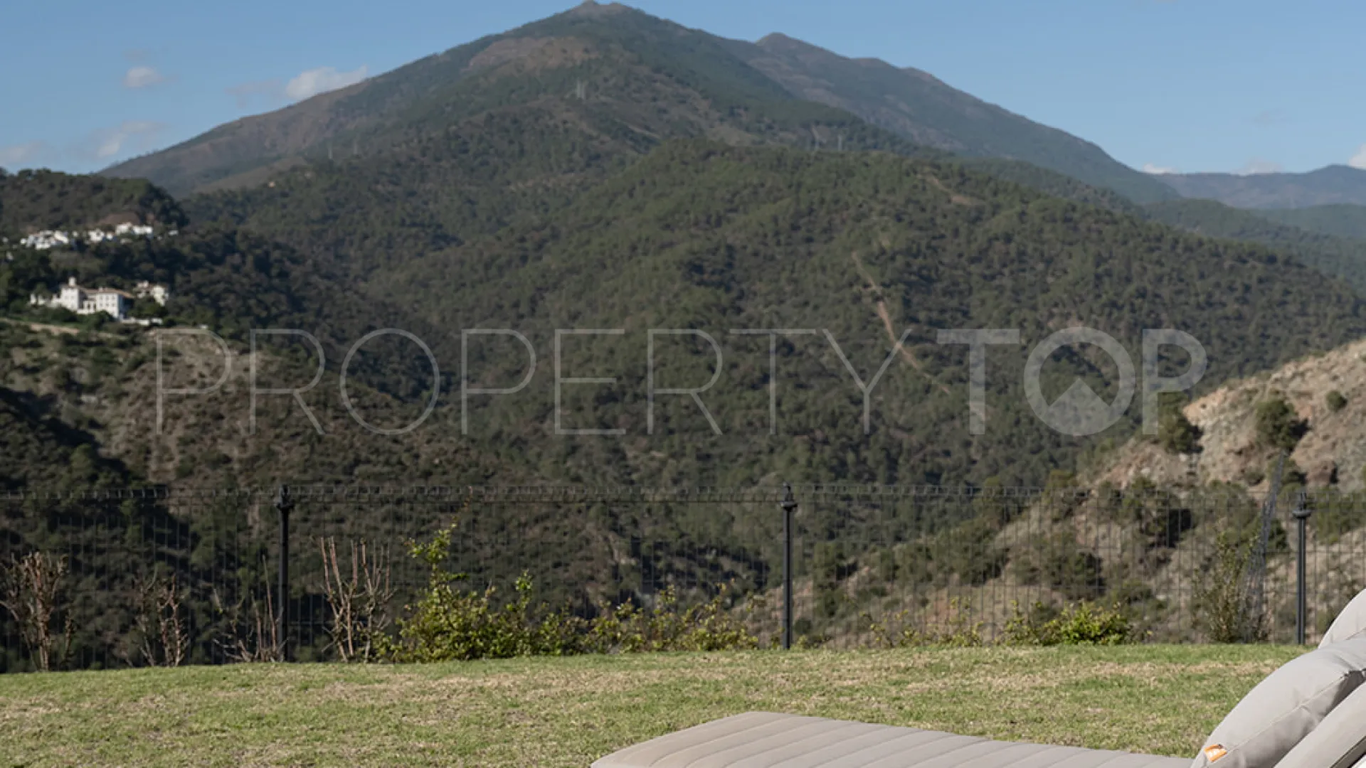 For sale Benahavis apartment with 3 bedrooms