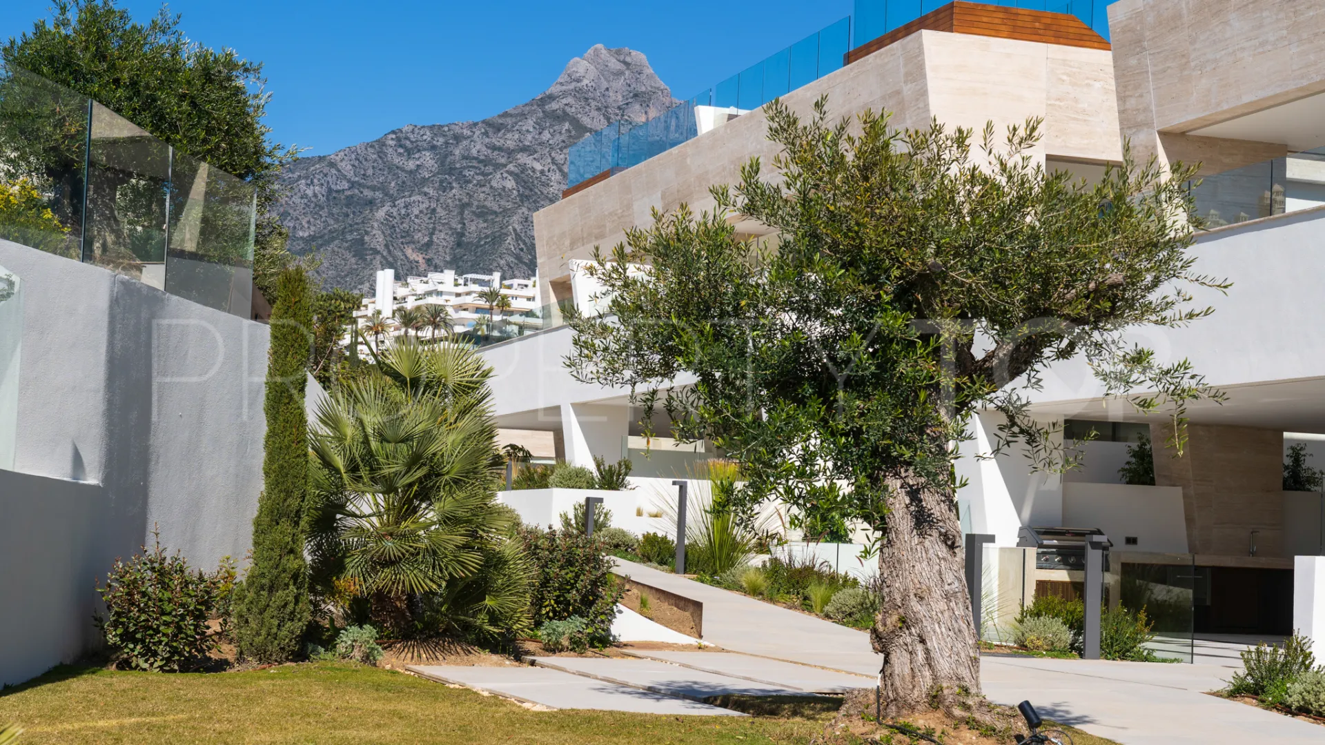 Apartamento planta baja en venta en Marbella Golden Mile