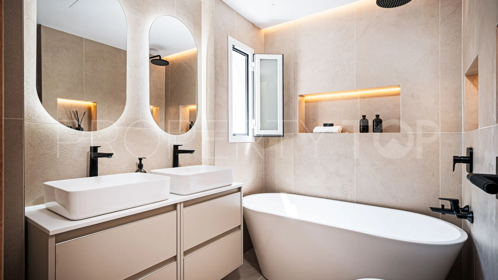 Se vende duplex de 4 dormitorios en Marbella - Puerto Banus