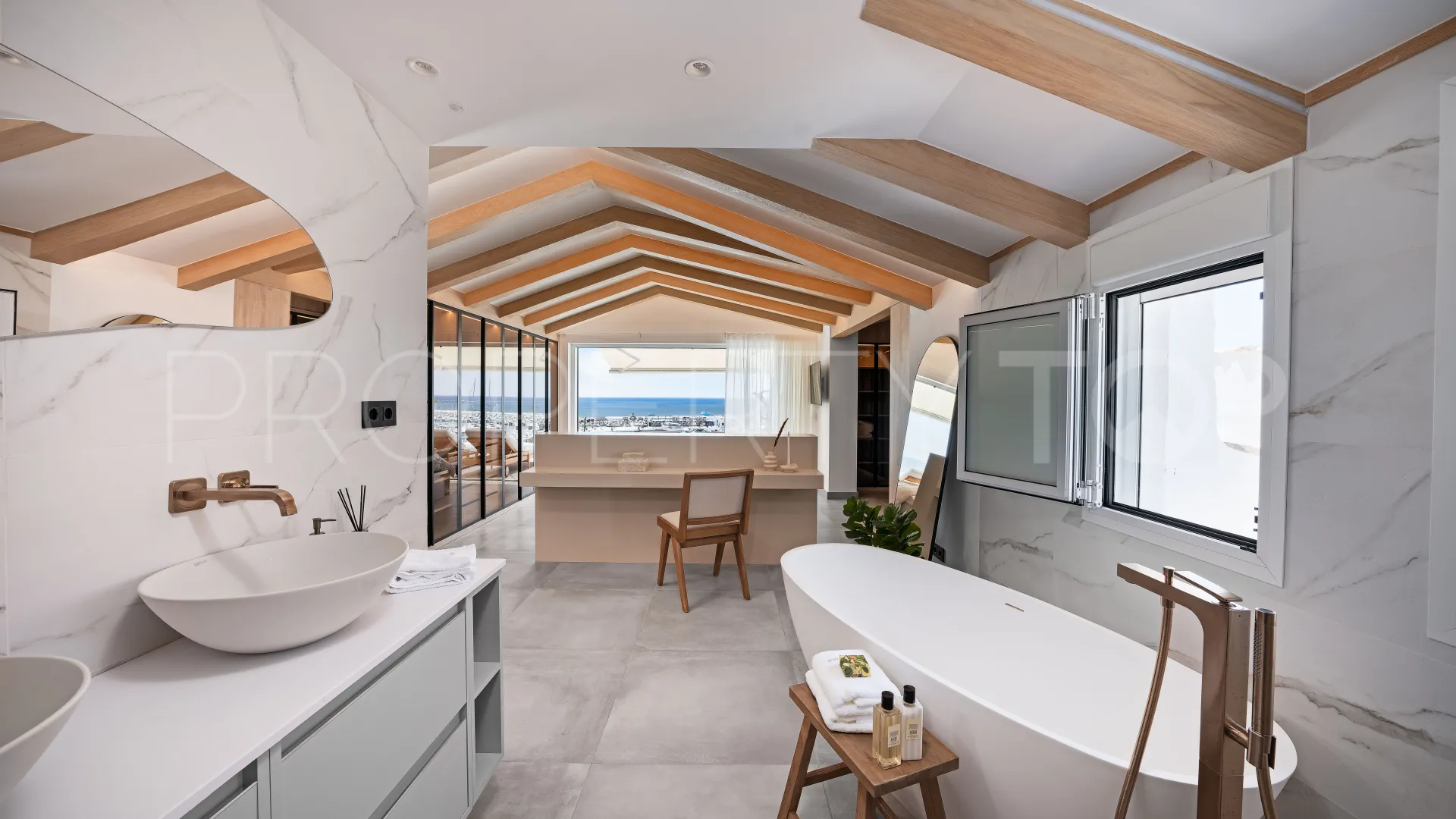 Se vende duplex de 4 dormitorios en Marbella - Puerto Banus