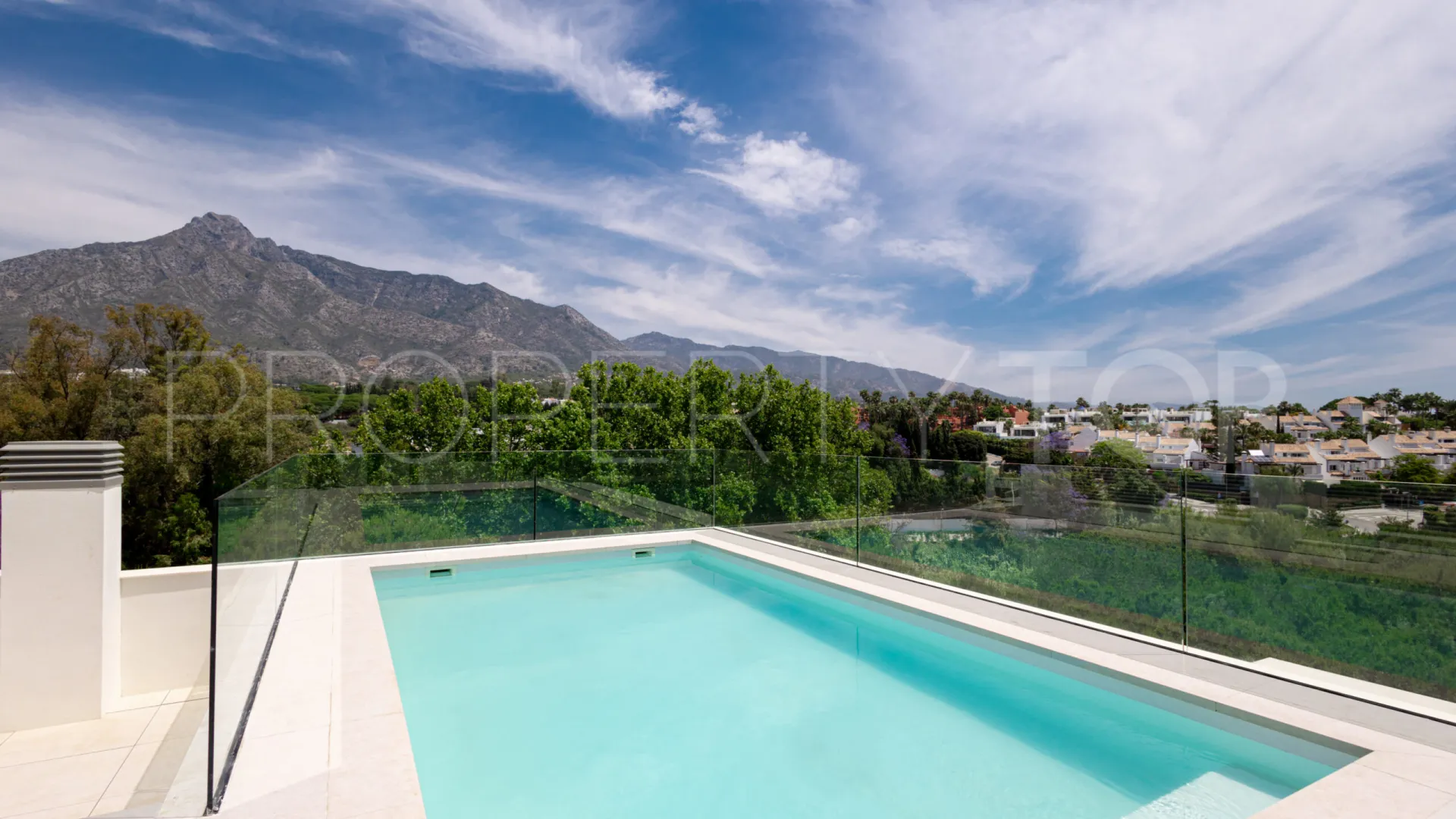 Atico duplex en venta con 4 dormitorios en Marbella Golden Mile