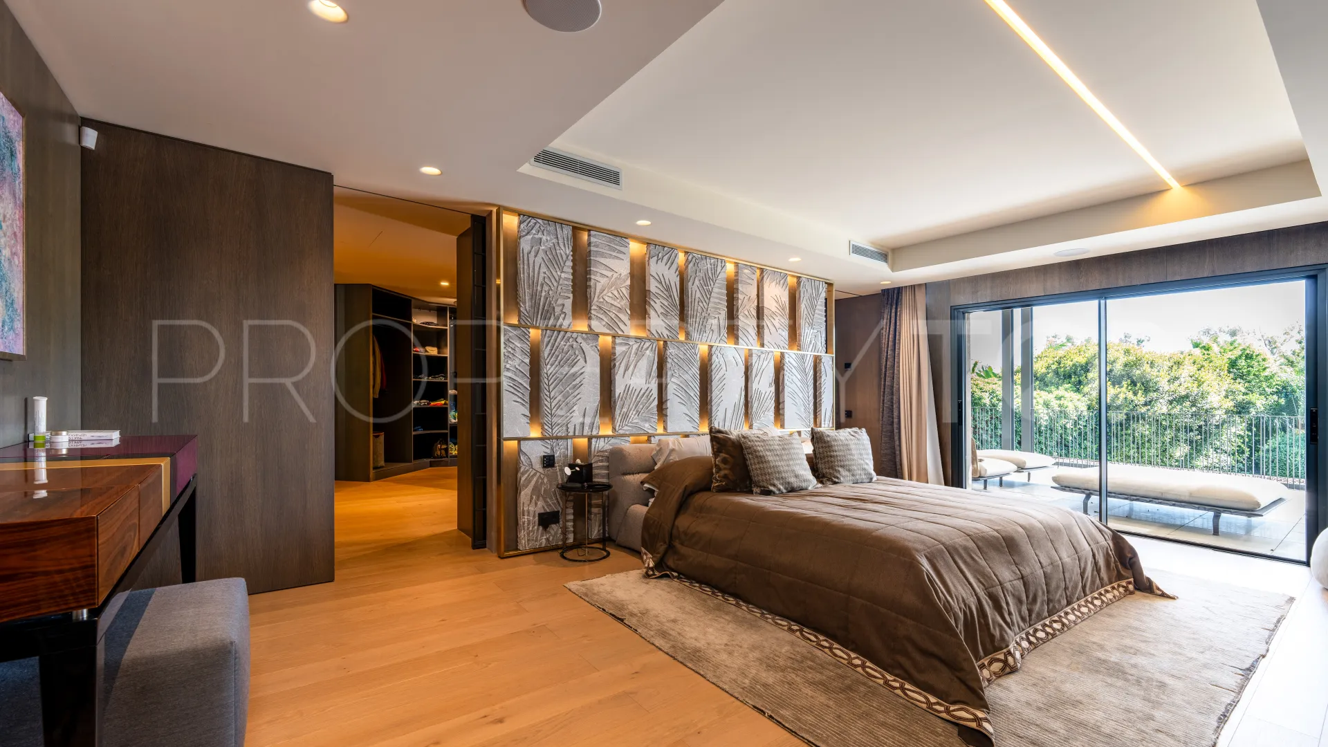 Villa de 5 dormitorios en venta en Guadalmina Baja