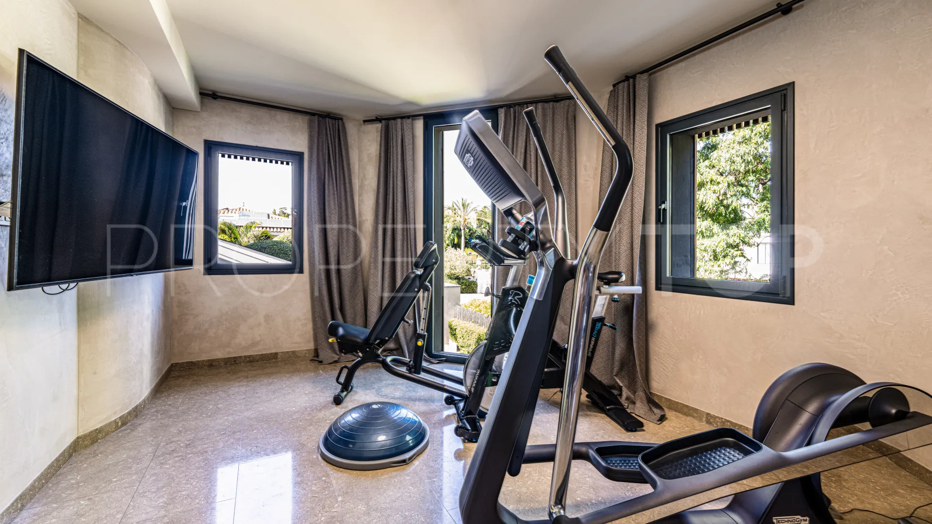Villa de 5 dormitorios en venta en Guadalmina Baja