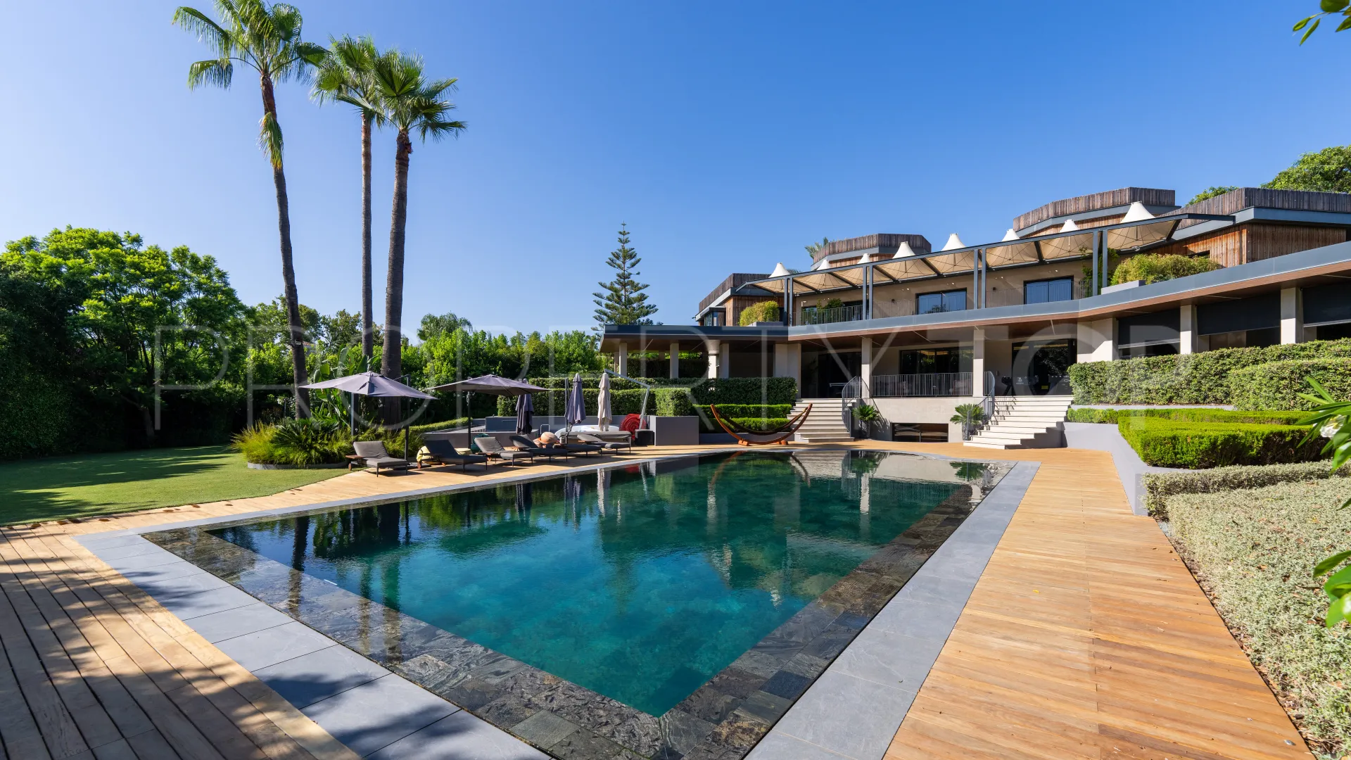 Villa de 5 dormitorios en venta en Guadalmina Baja