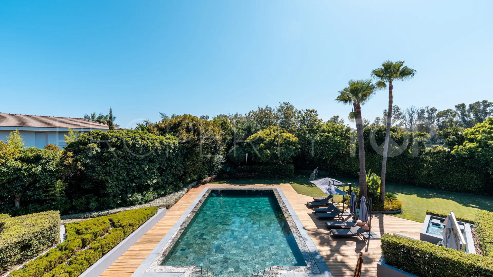 Villa de 5 dormitorios en venta en Guadalmina Baja