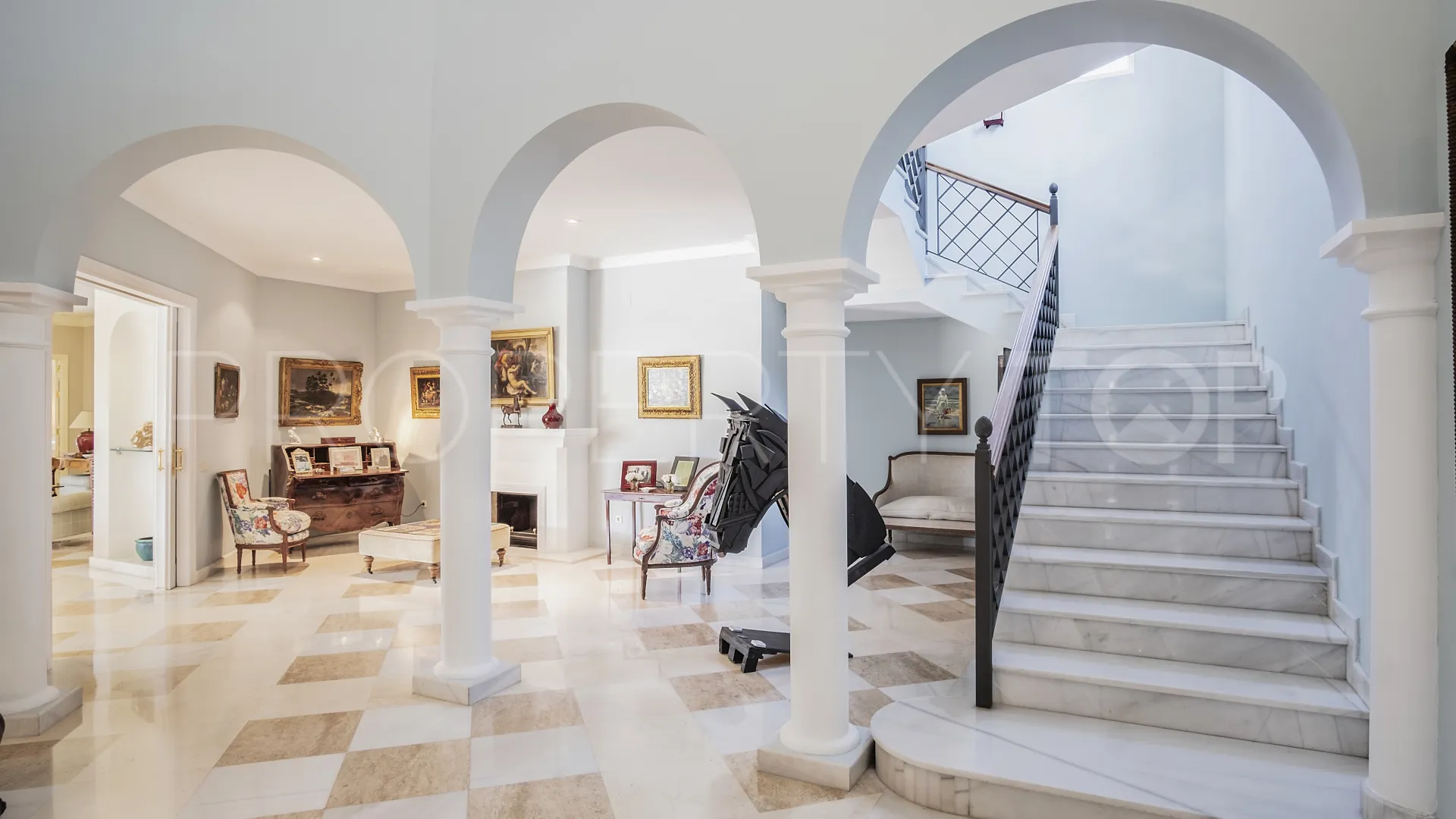 For sale villa with 7 bedrooms in Guadalmina Baja