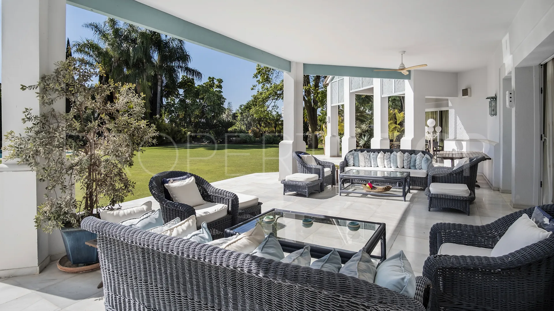 For sale villa with 7 bedrooms in Guadalmina Baja