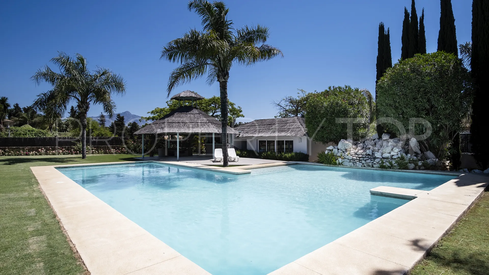 For sale villa with 7 bedrooms in Guadalmina Baja