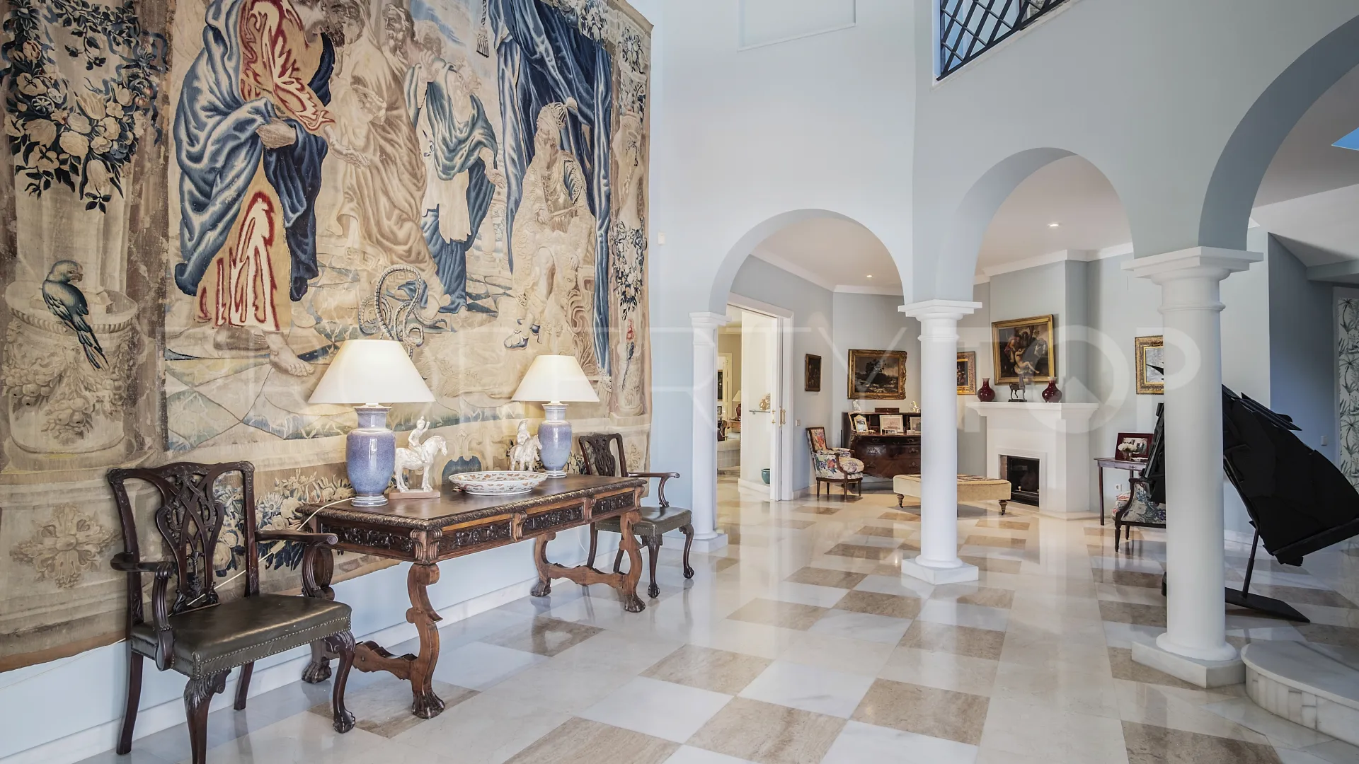 For sale villa with 7 bedrooms in Guadalmina Baja