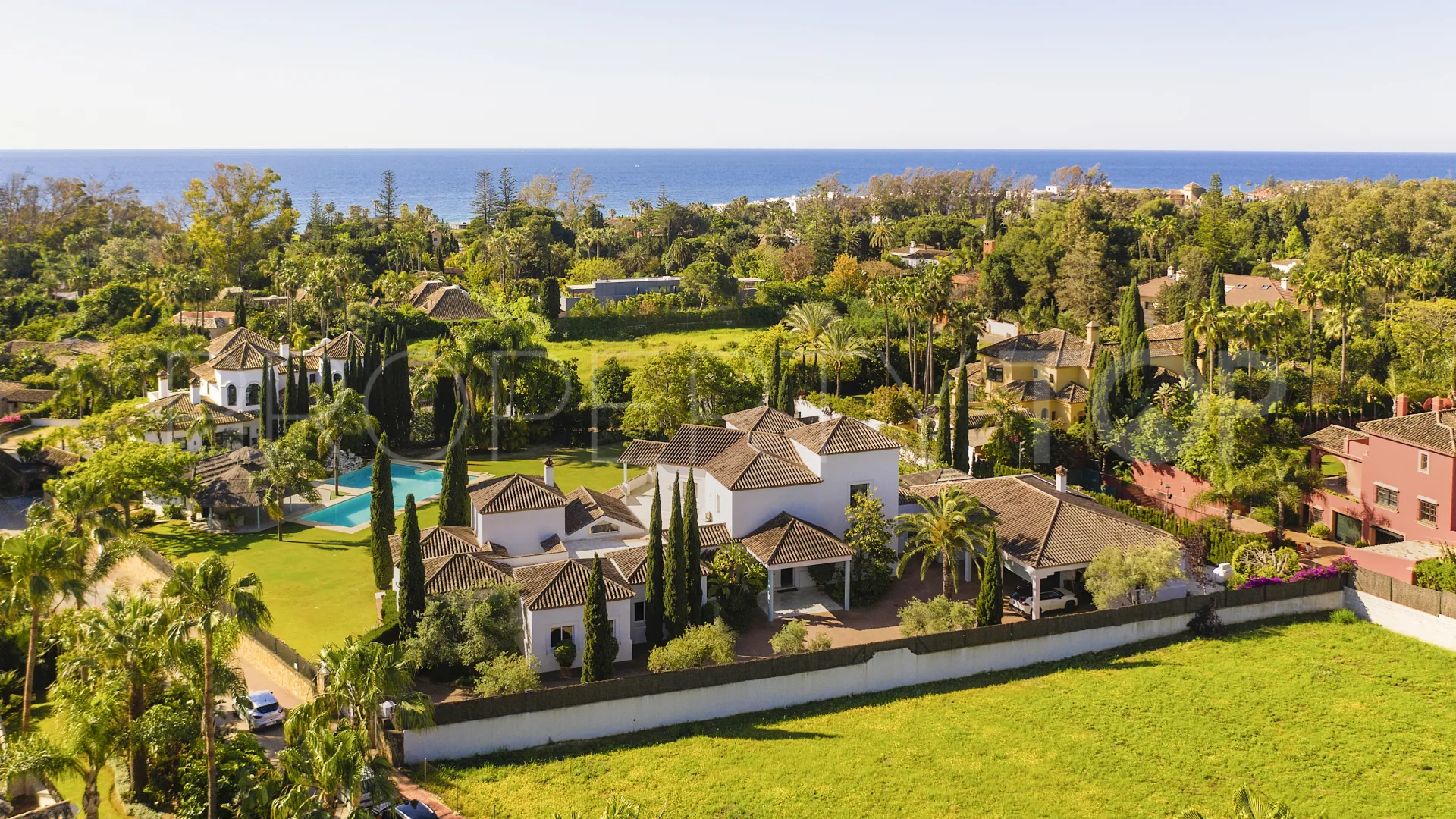 For sale villa with 7 bedrooms in Guadalmina Baja