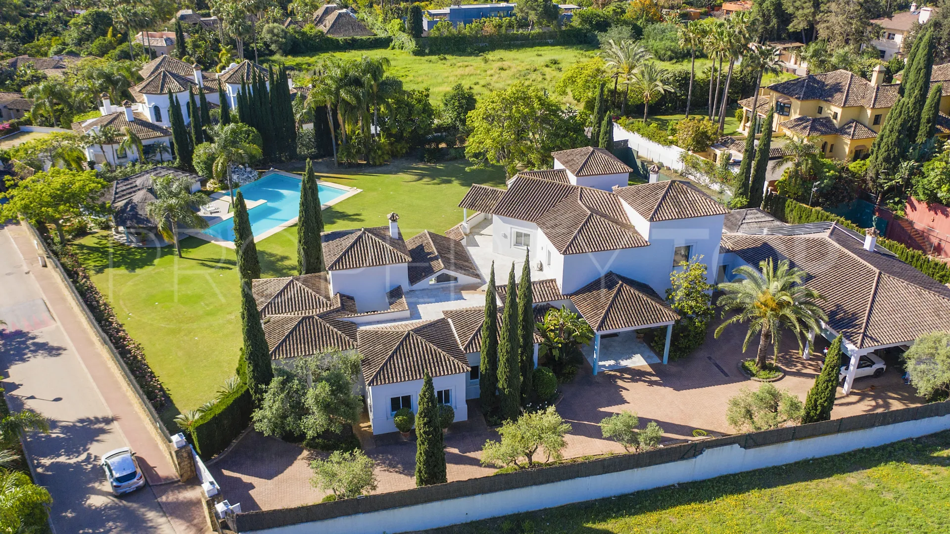 For sale villa with 7 bedrooms in Guadalmina Baja