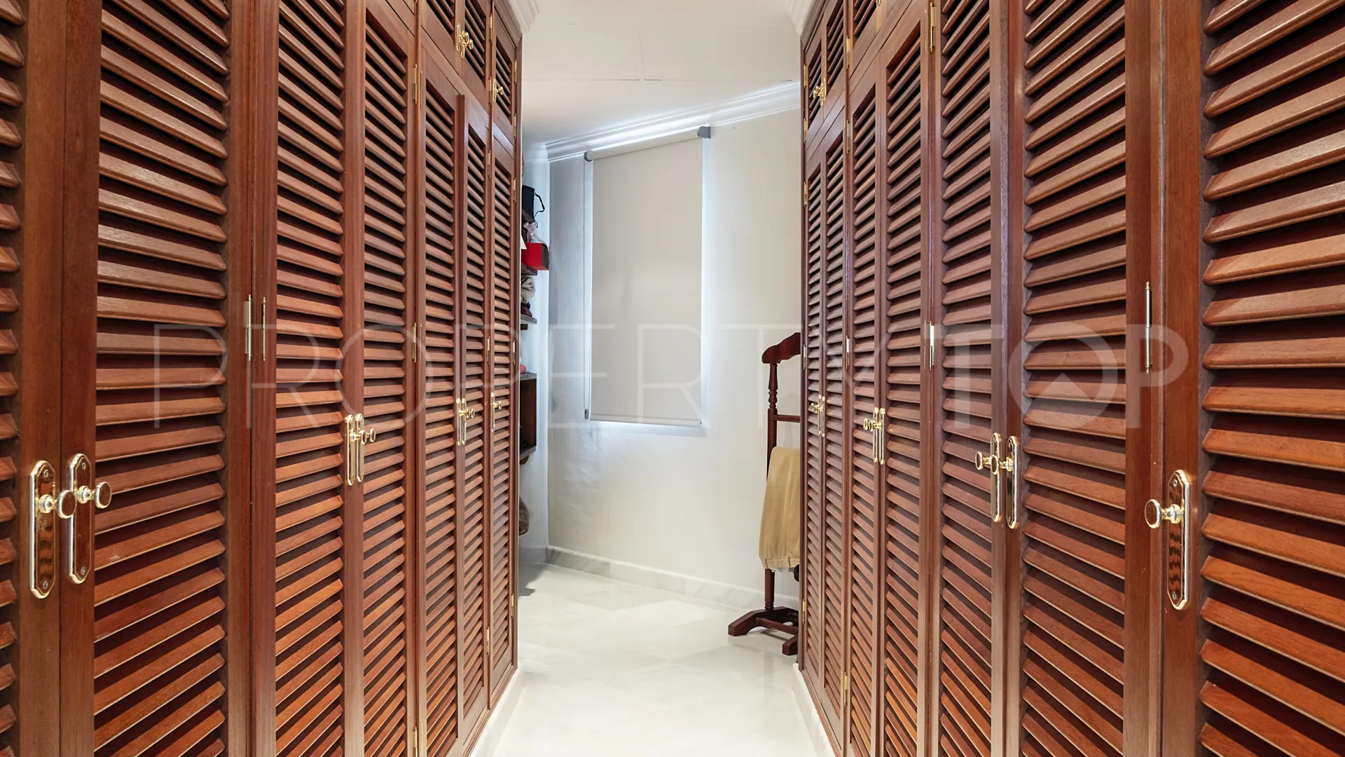 For sale villa with 7 bedrooms in Guadalmina Baja