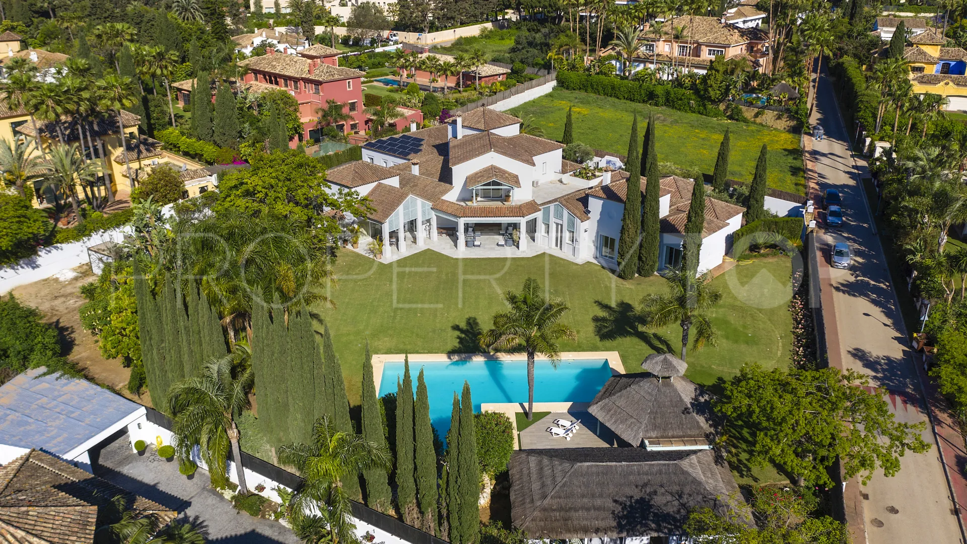 For sale villa with 7 bedrooms in Guadalmina Baja