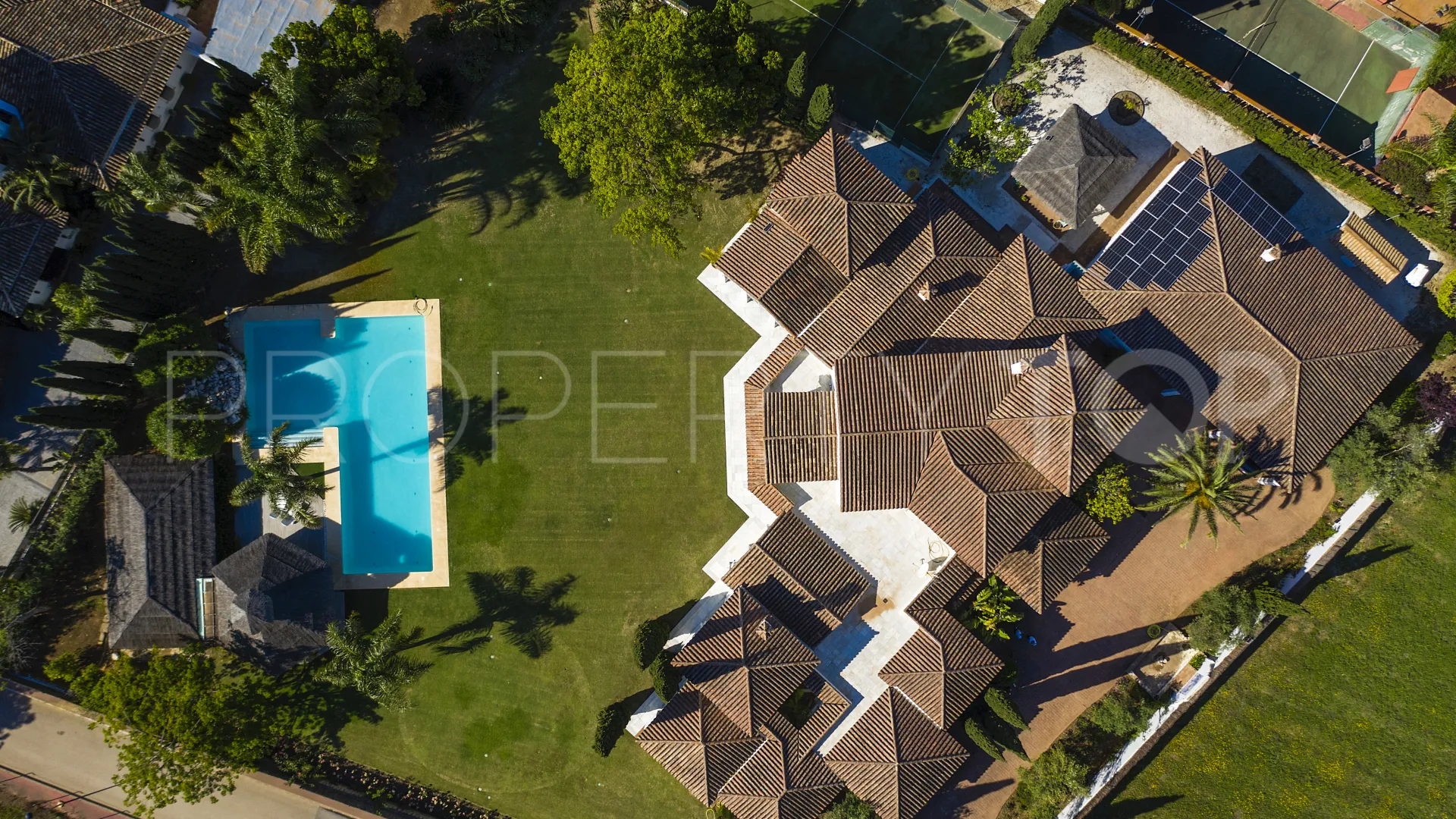 For sale villa with 7 bedrooms in Guadalmina Baja