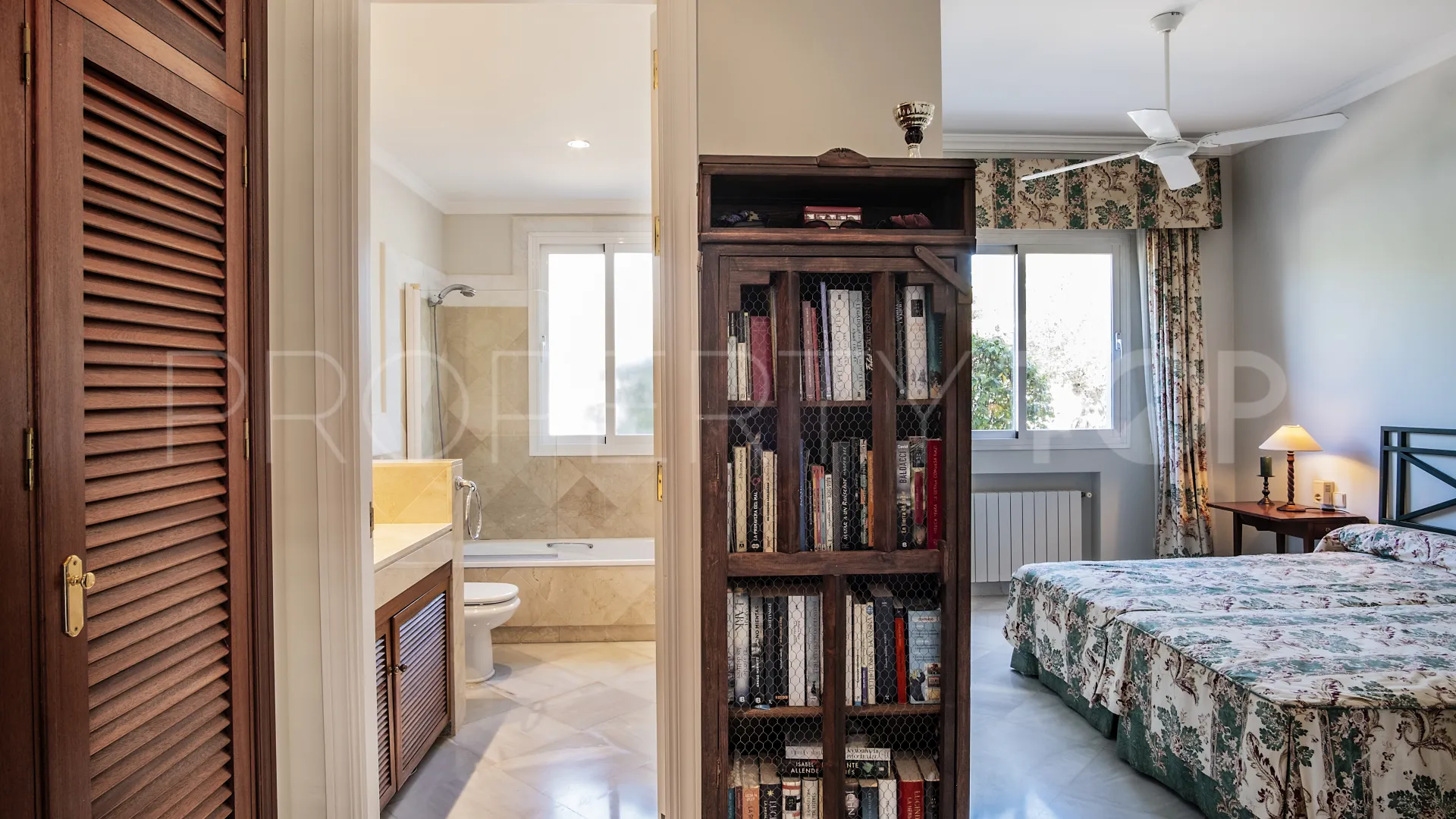 For sale villa with 7 bedrooms in Guadalmina Baja