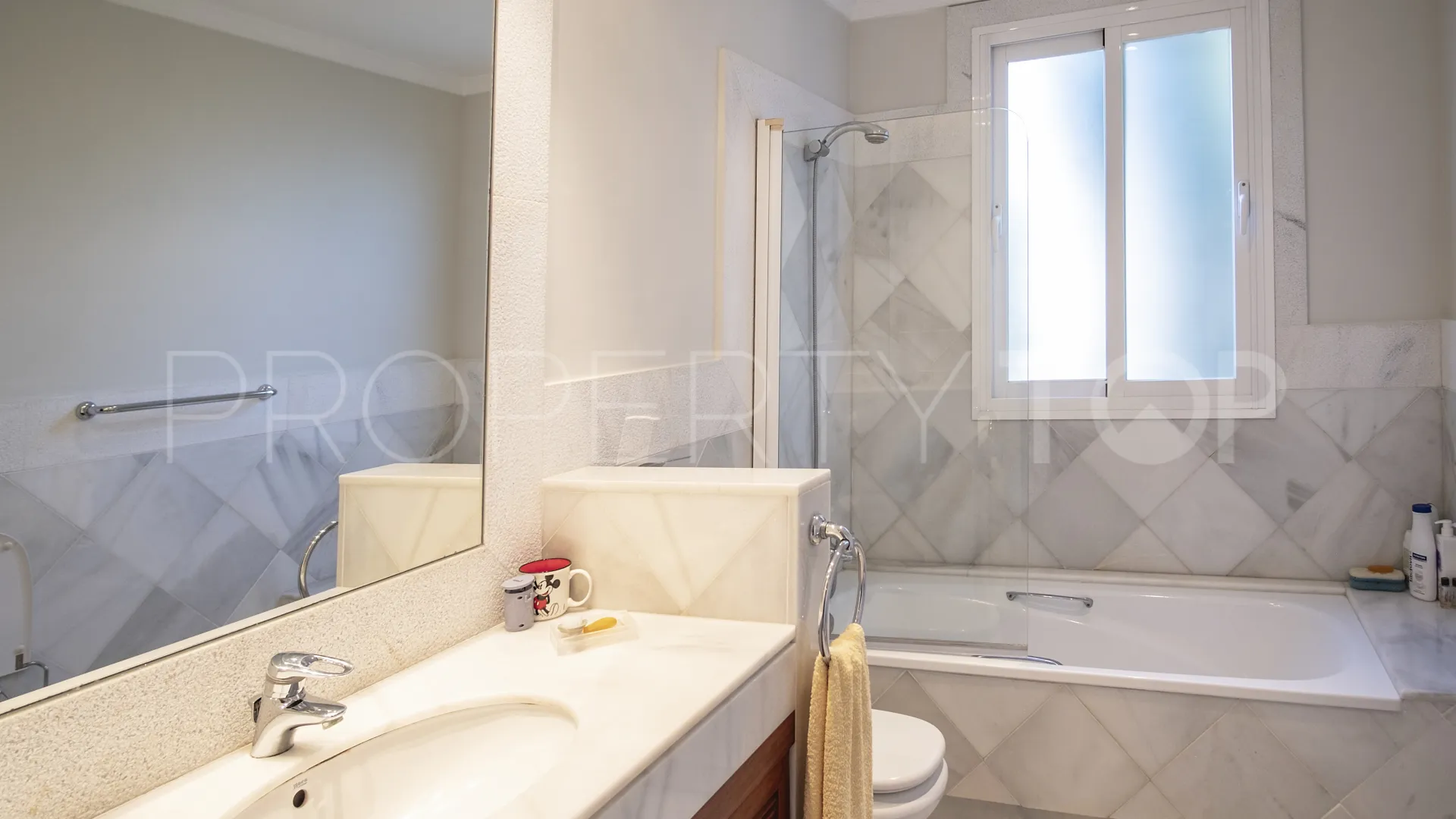 For sale villa with 7 bedrooms in Guadalmina Baja