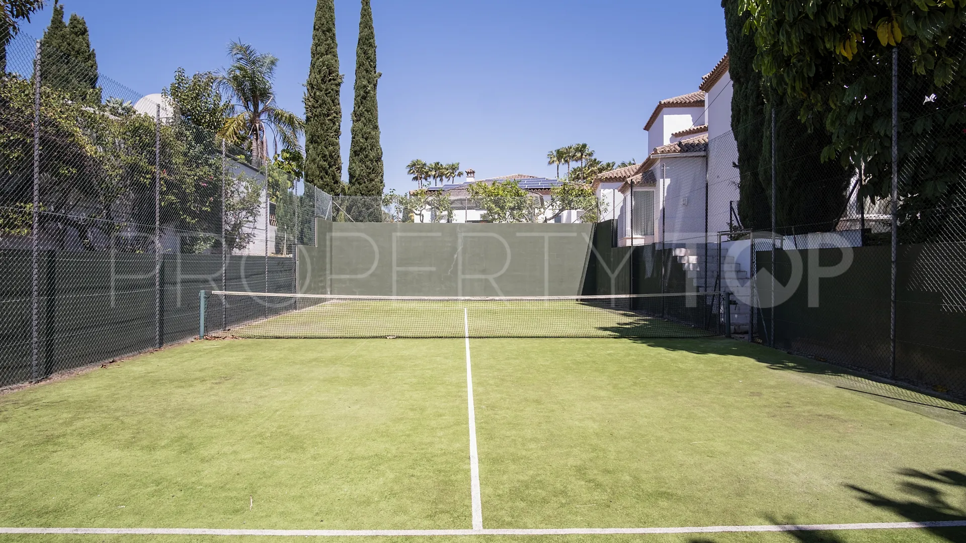 For sale villa with 7 bedrooms in Guadalmina Baja
