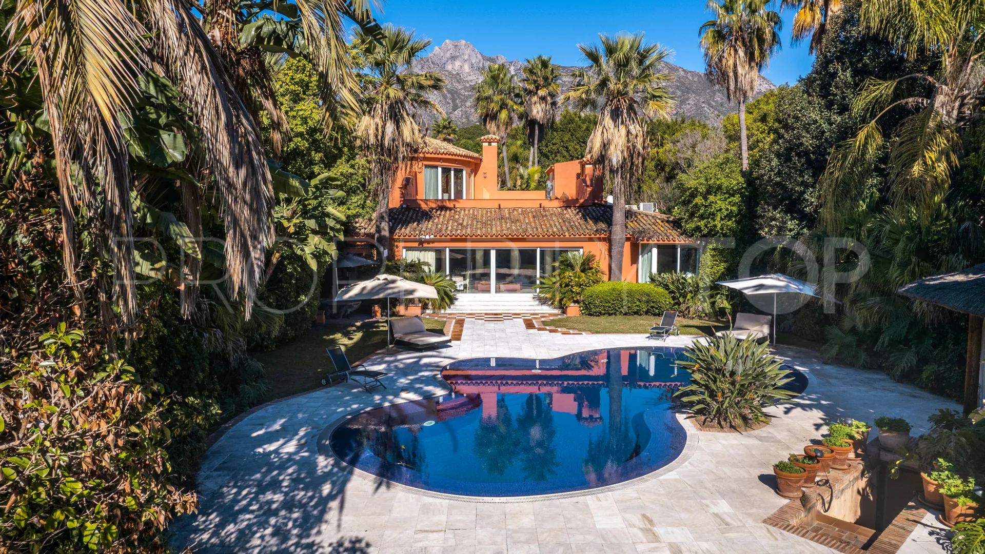 Comprar villa de 4 dormitorios en Rocio de Nagüeles