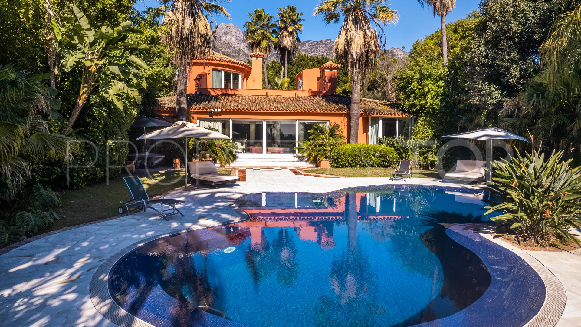 Comprar villa de 4 dormitorios en Rocio de Nagüeles