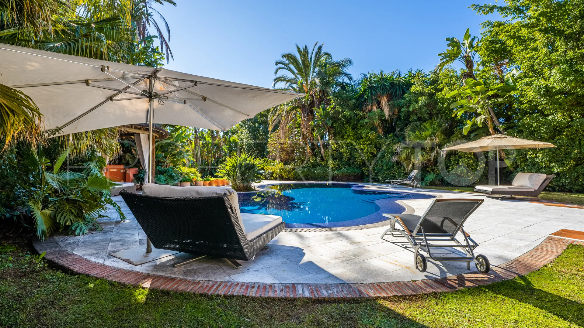 Comprar villa de 4 dormitorios en Rocio de Nagüeles