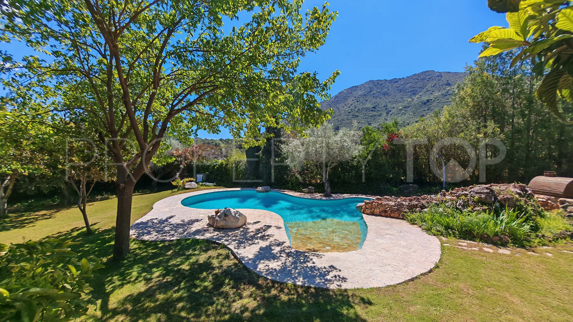 Ojen, finca con 3 dormitorios a la venta