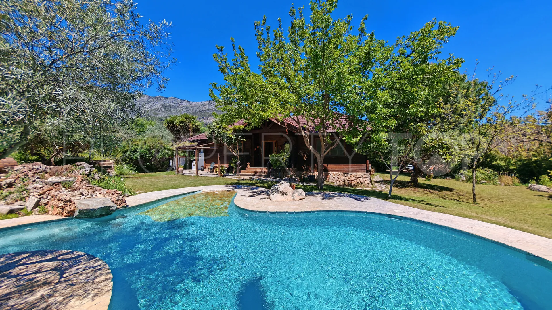 Ojen, finca con 3 dormitorios a la venta
