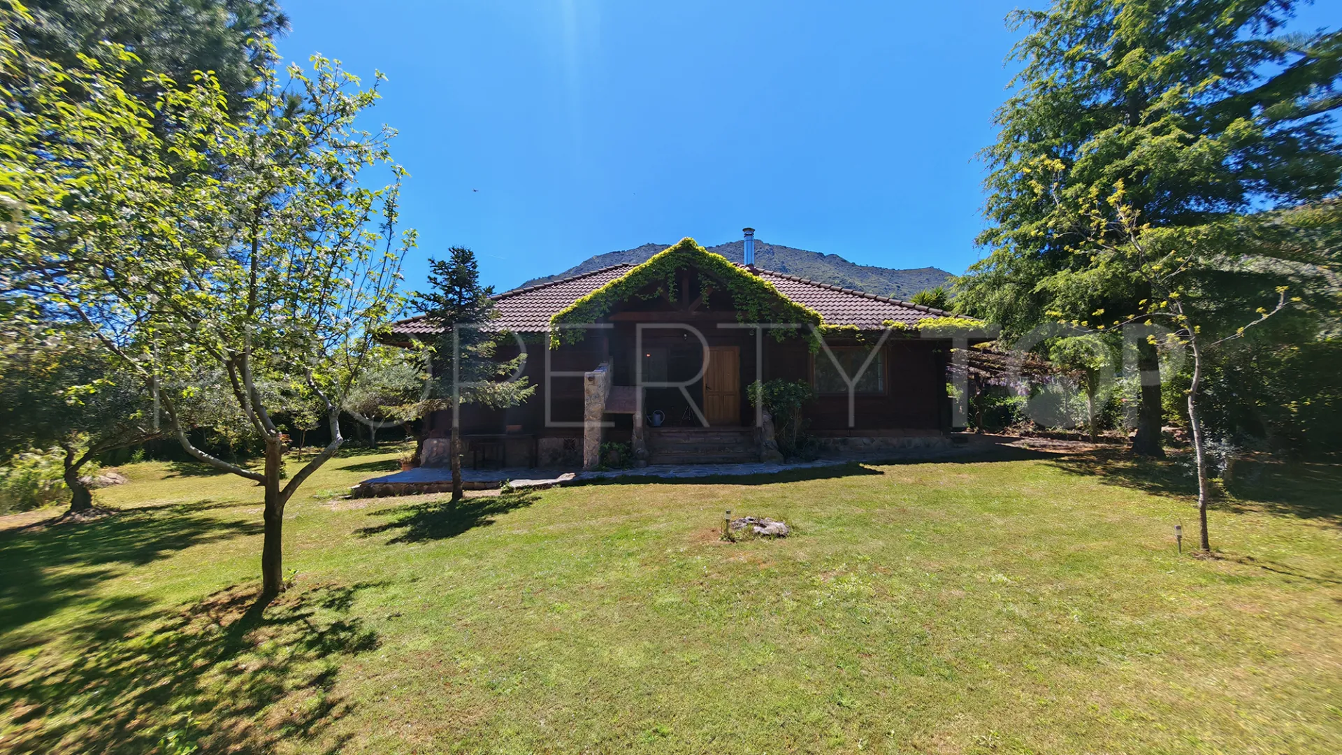 Ojen, finca con 3 dormitorios a la venta