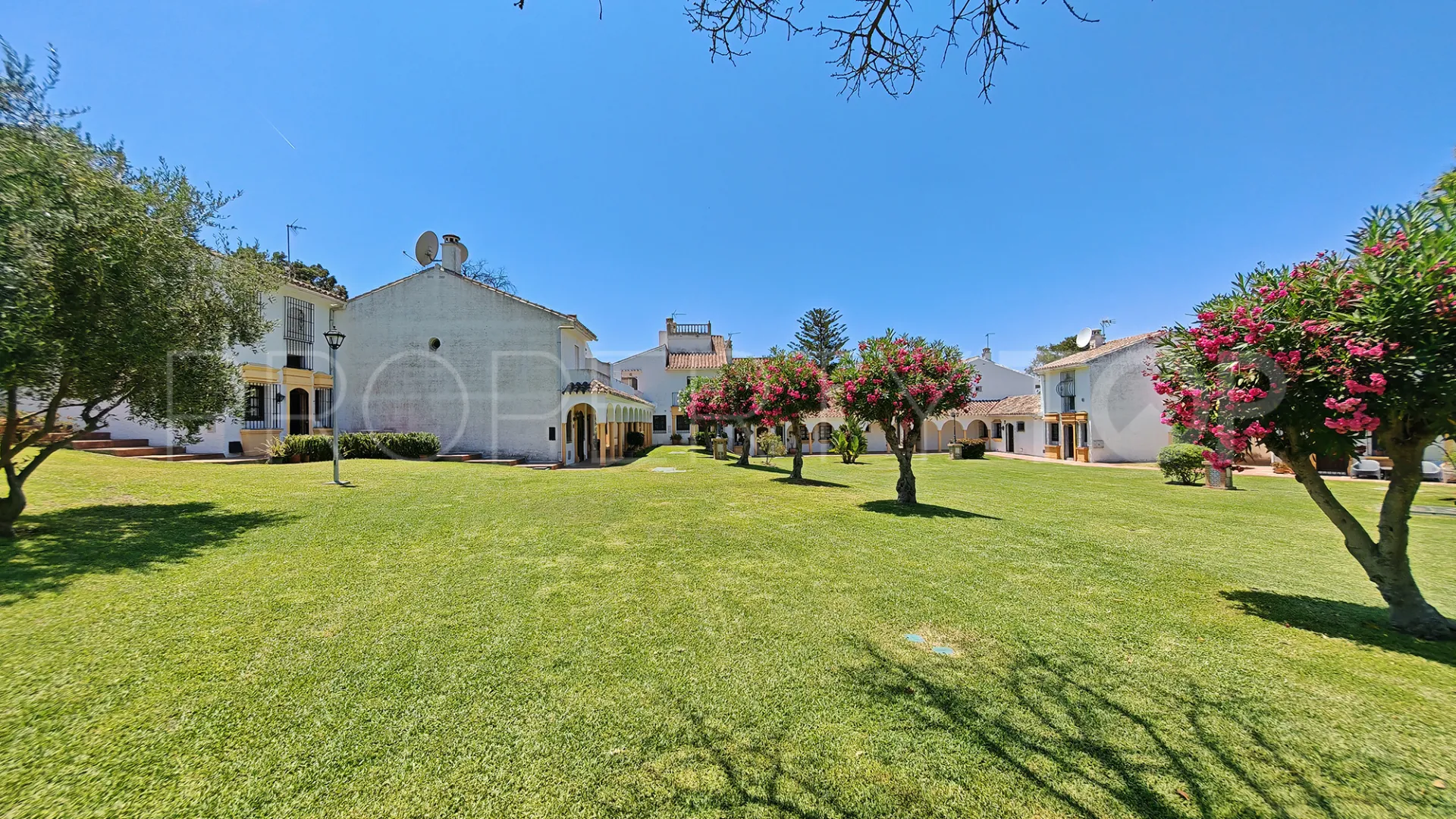 Adosado de 2 dormitorios en venta en Elviria