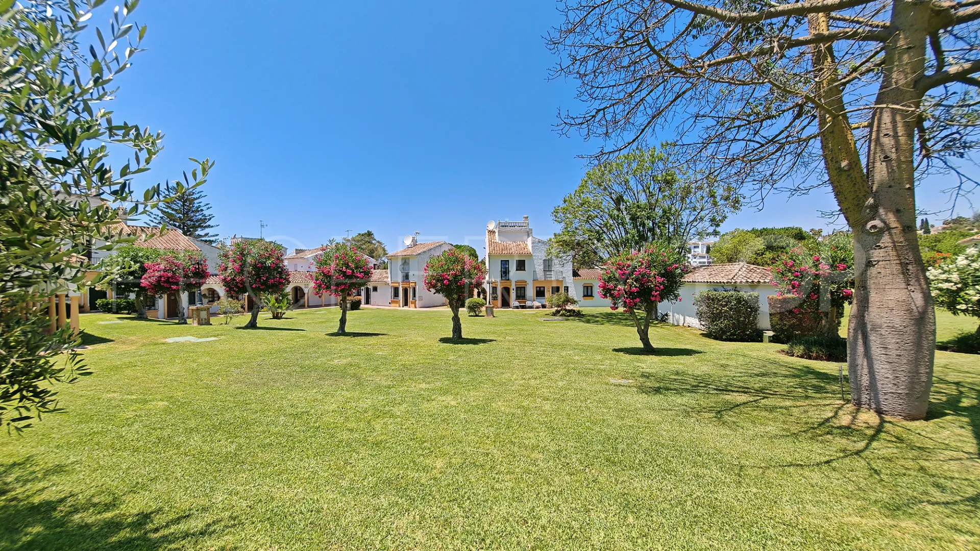 Adosado de 2 dormitorios en venta en Elviria