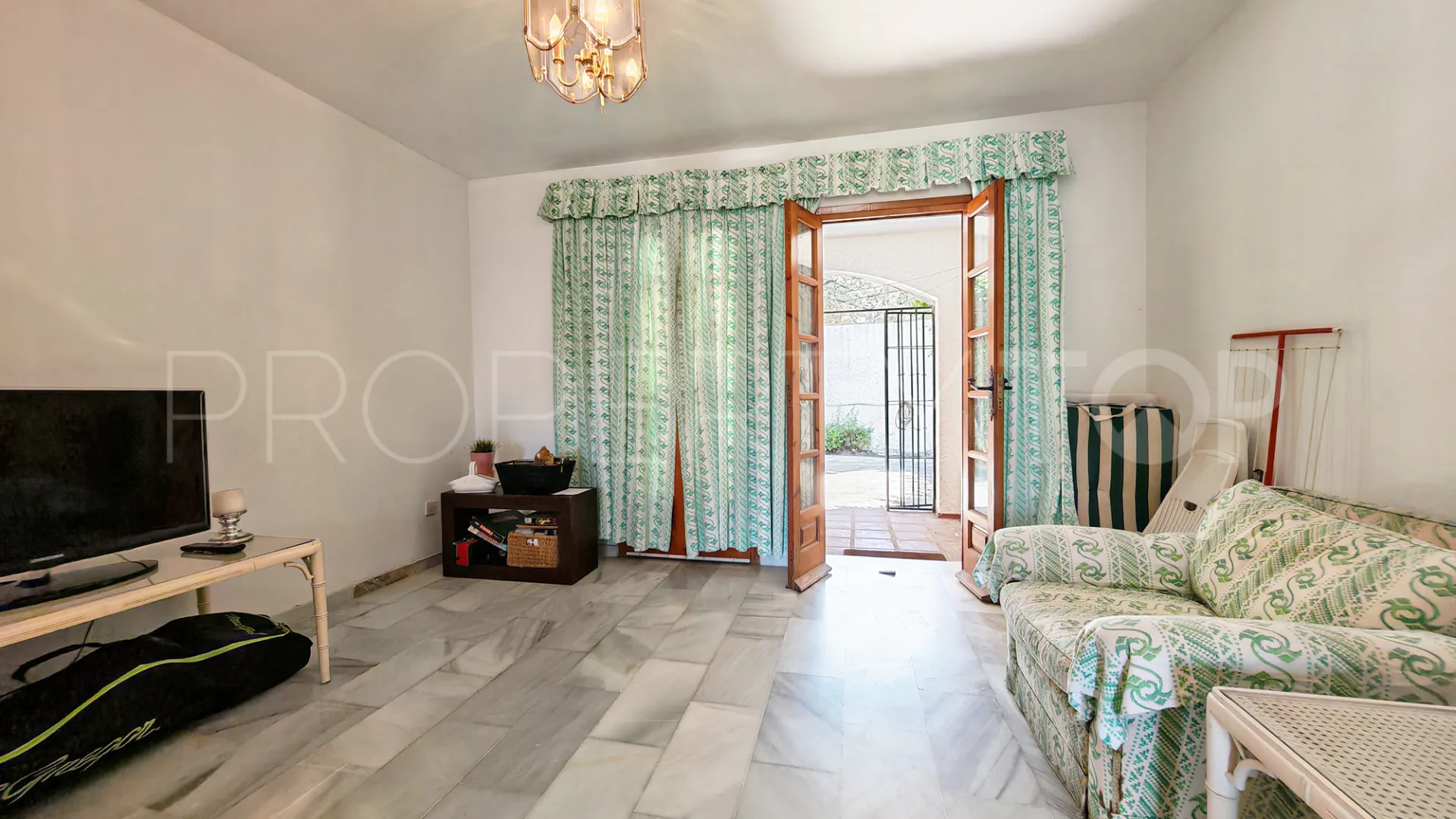Adosado de 2 dormitorios en venta en Elviria