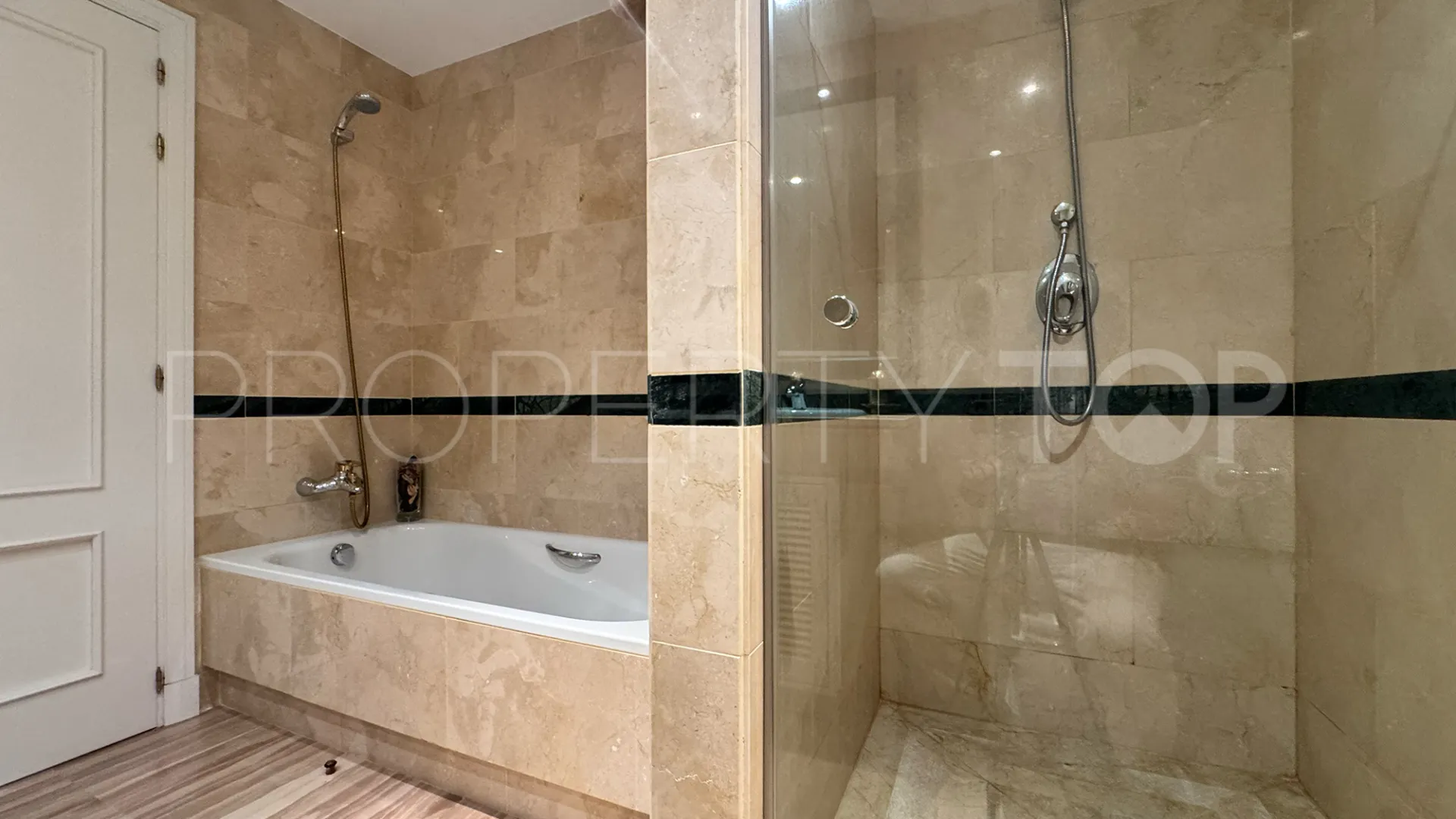 Se vende apartamento en Hacienda Elviria