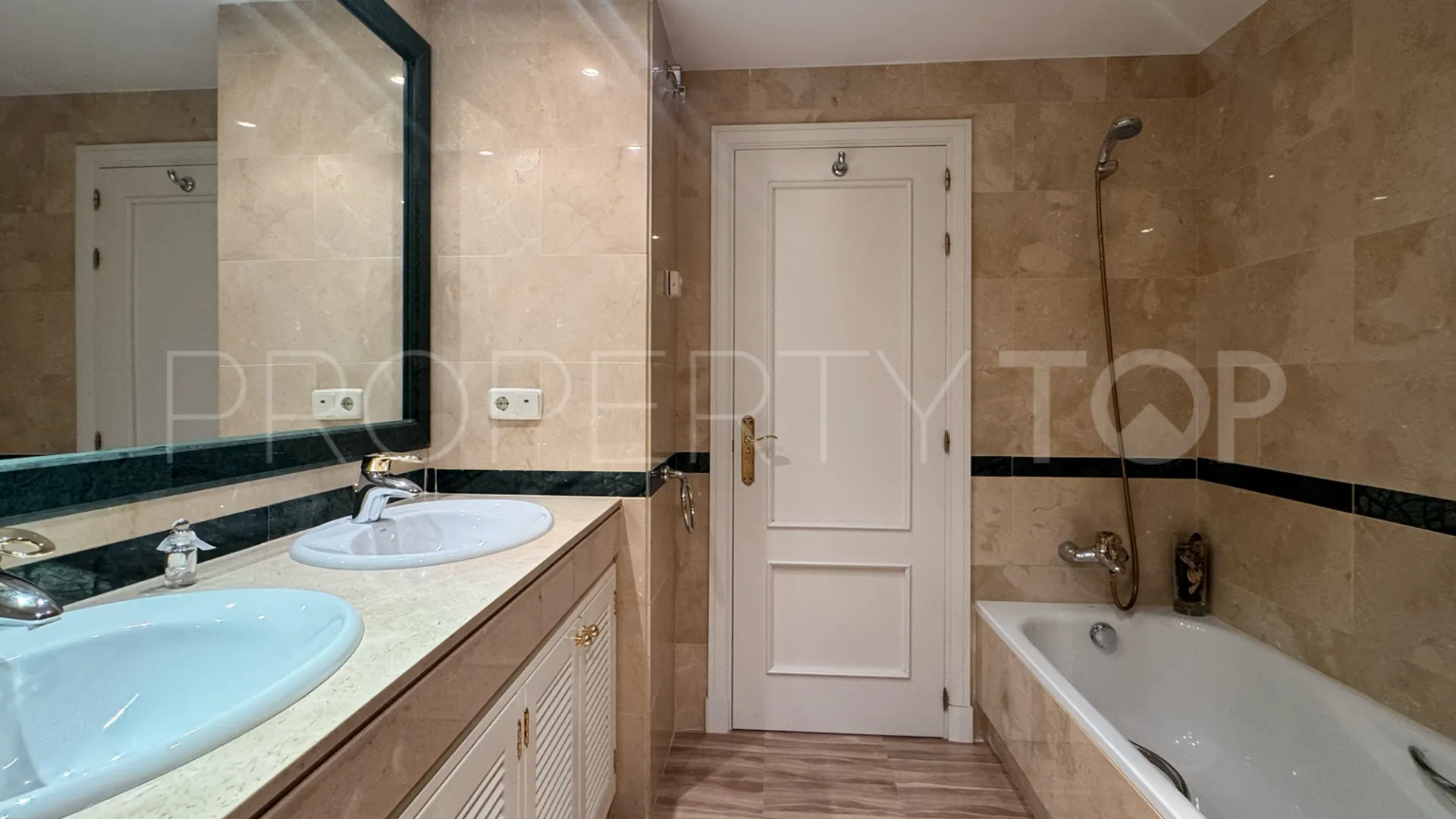 Se vende apartamento en Hacienda Elviria