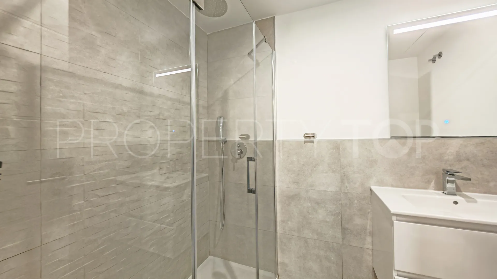 Apartamento planta baja con 2 dormitorios en venta en Cancelada