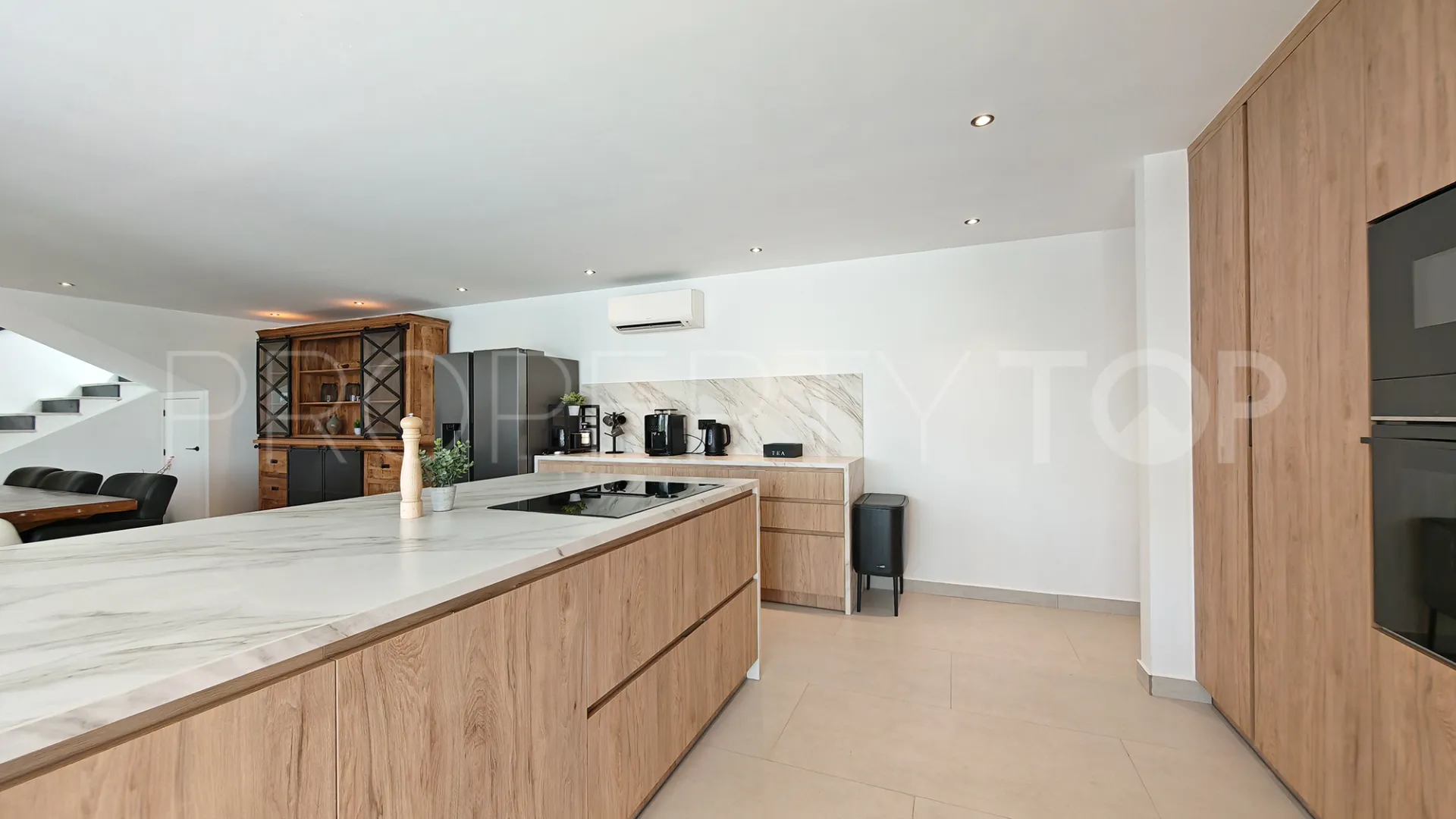 Villa con 8 dormitorios en venta en Elviria