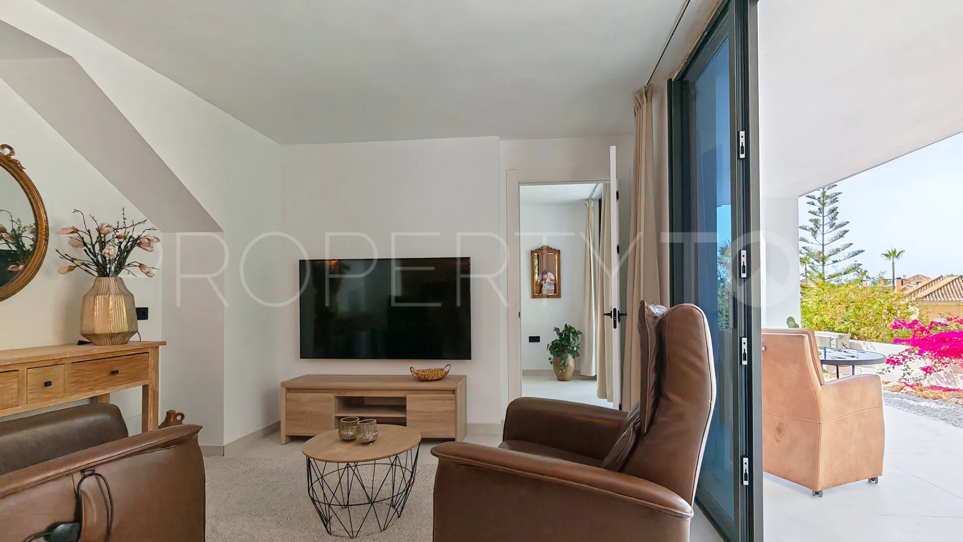 Villa con 8 dormitorios en venta en Elviria
