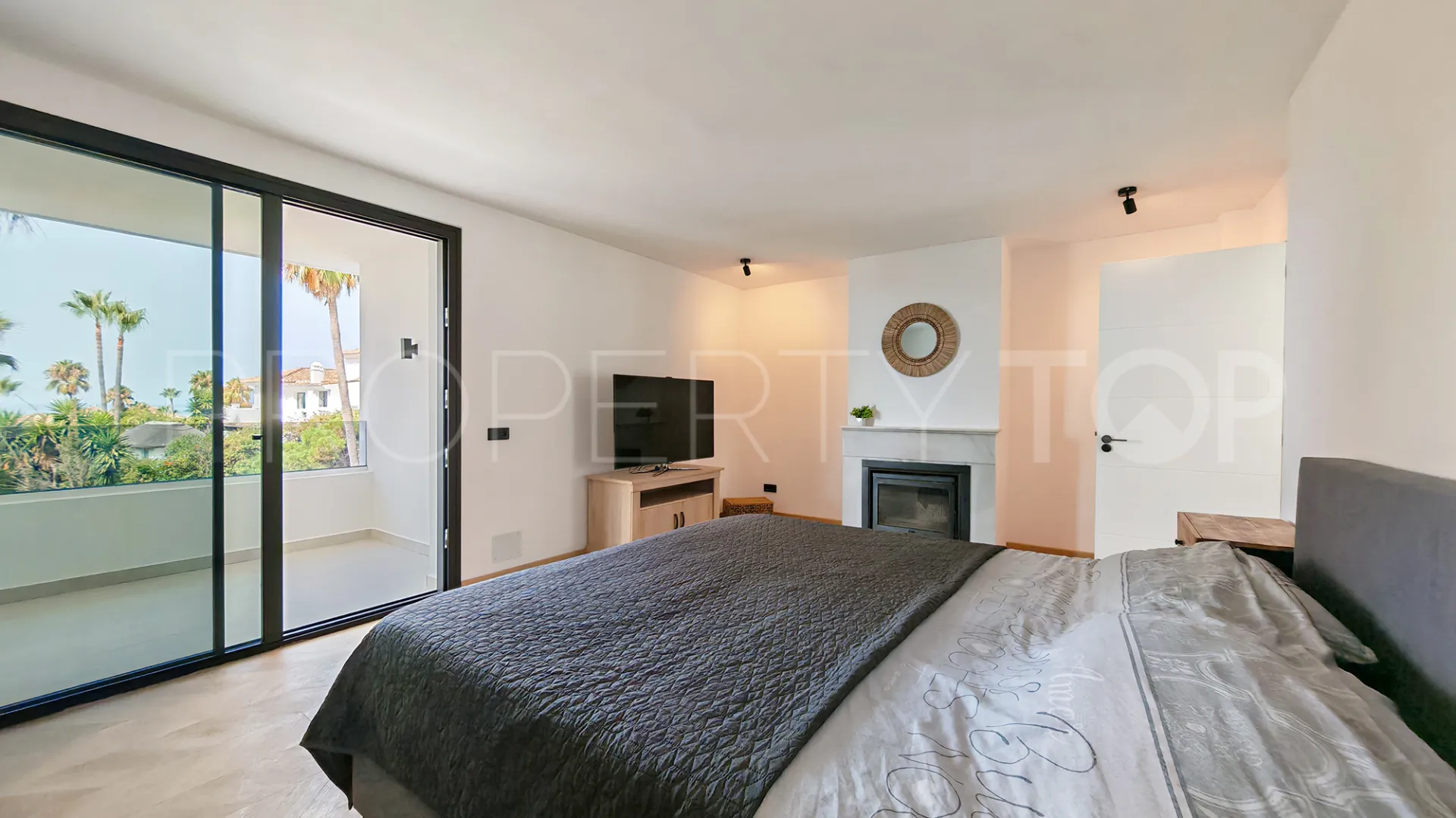 Villa con 8 dormitorios en venta en Elviria