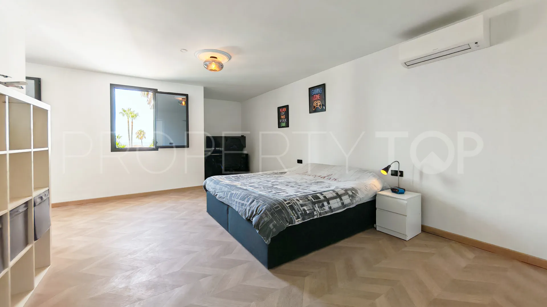 Villa con 8 dormitorios en venta en Elviria