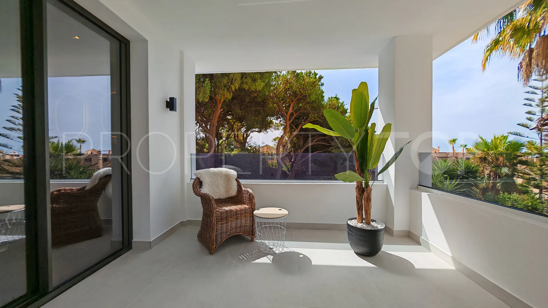 Villa con 8 dormitorios en venta en Elviria