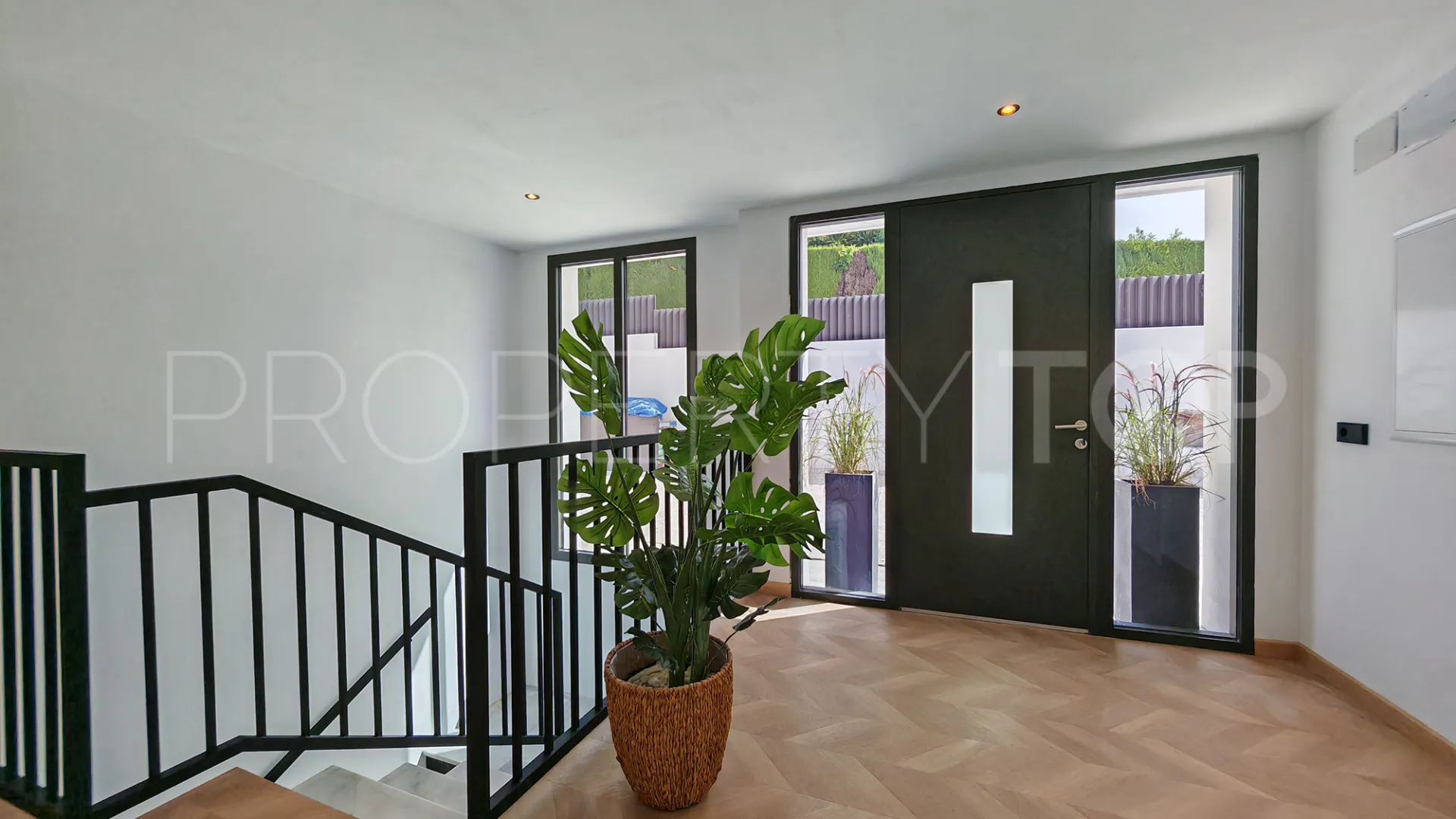 Villa con 8 dormitorios en venta en Elviria