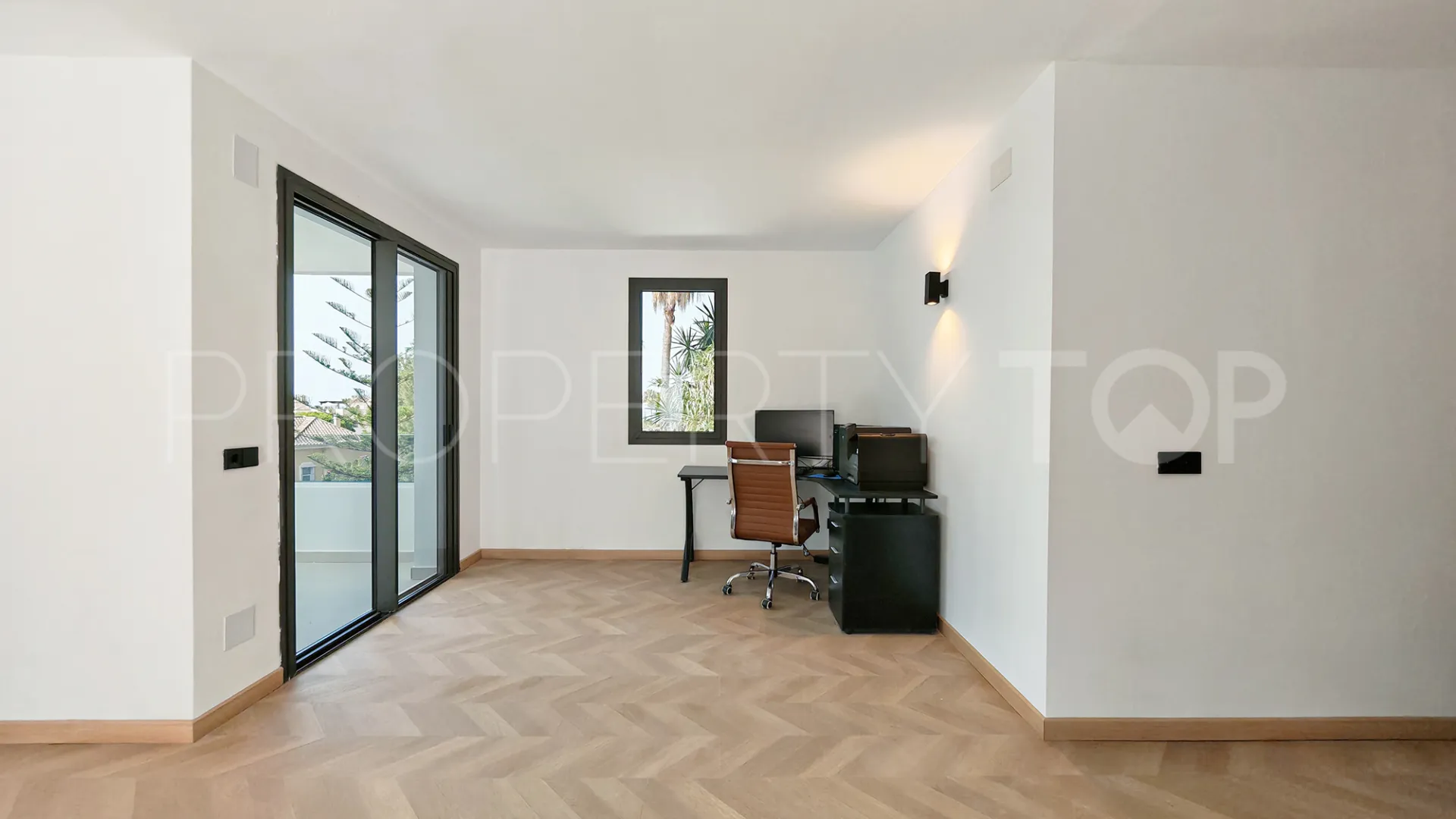 Villa con 8 dormitorios en venta en Elviria