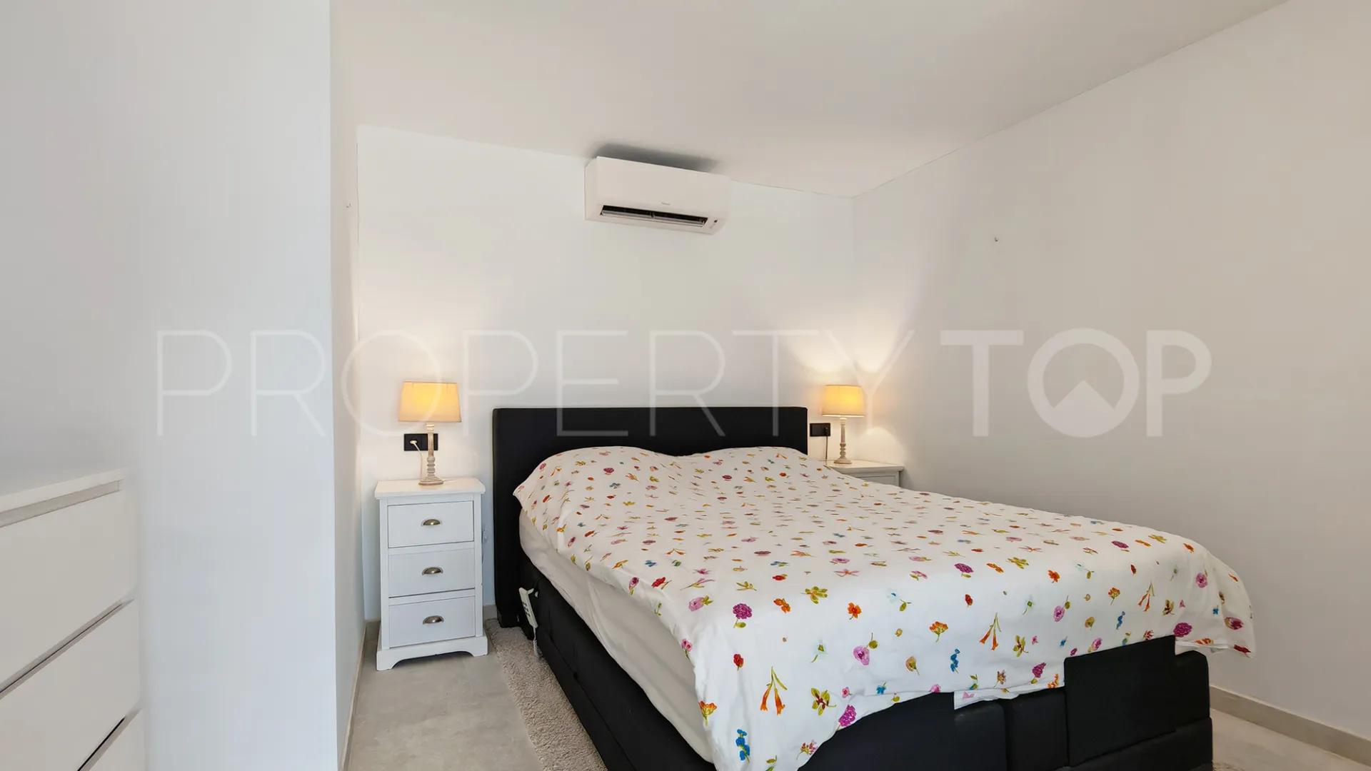 Villa con 8 dormitorios en venta en Elviria